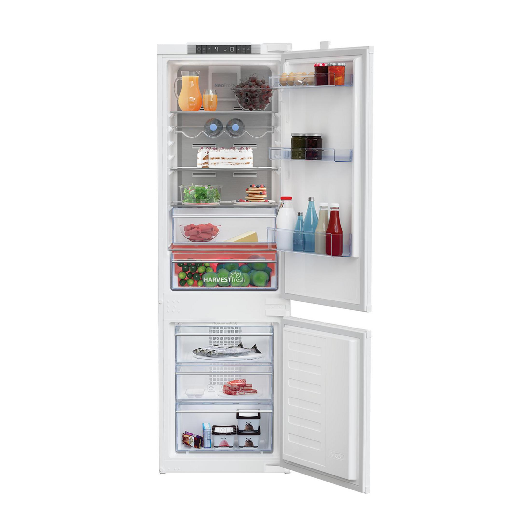 Otwarta lodówka z sokiem, ciastem, owocami, jajkami, mlekiem, rybą i lodami.