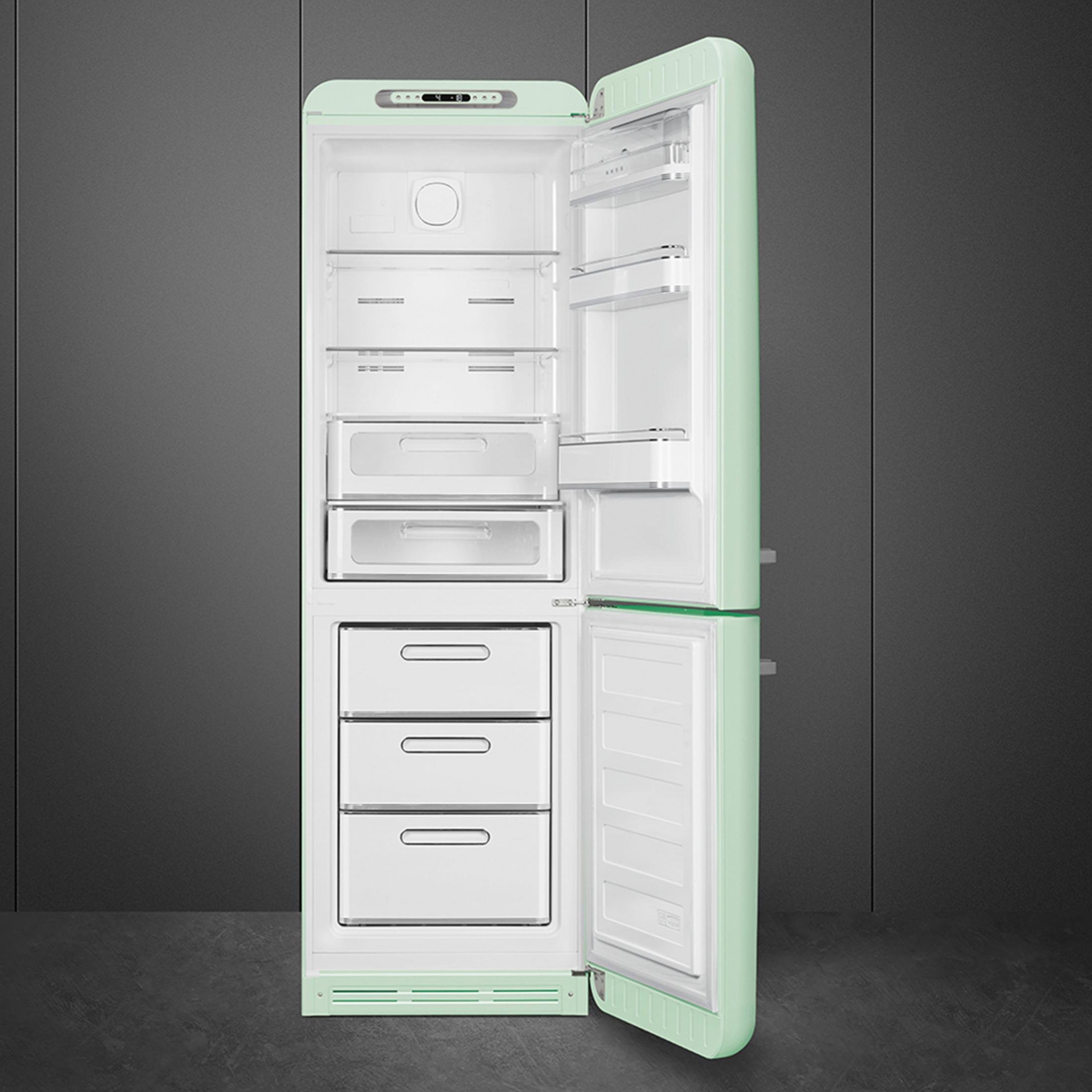 Nevera verde claro con puerta abierta, vacía, con múltiples estantes.