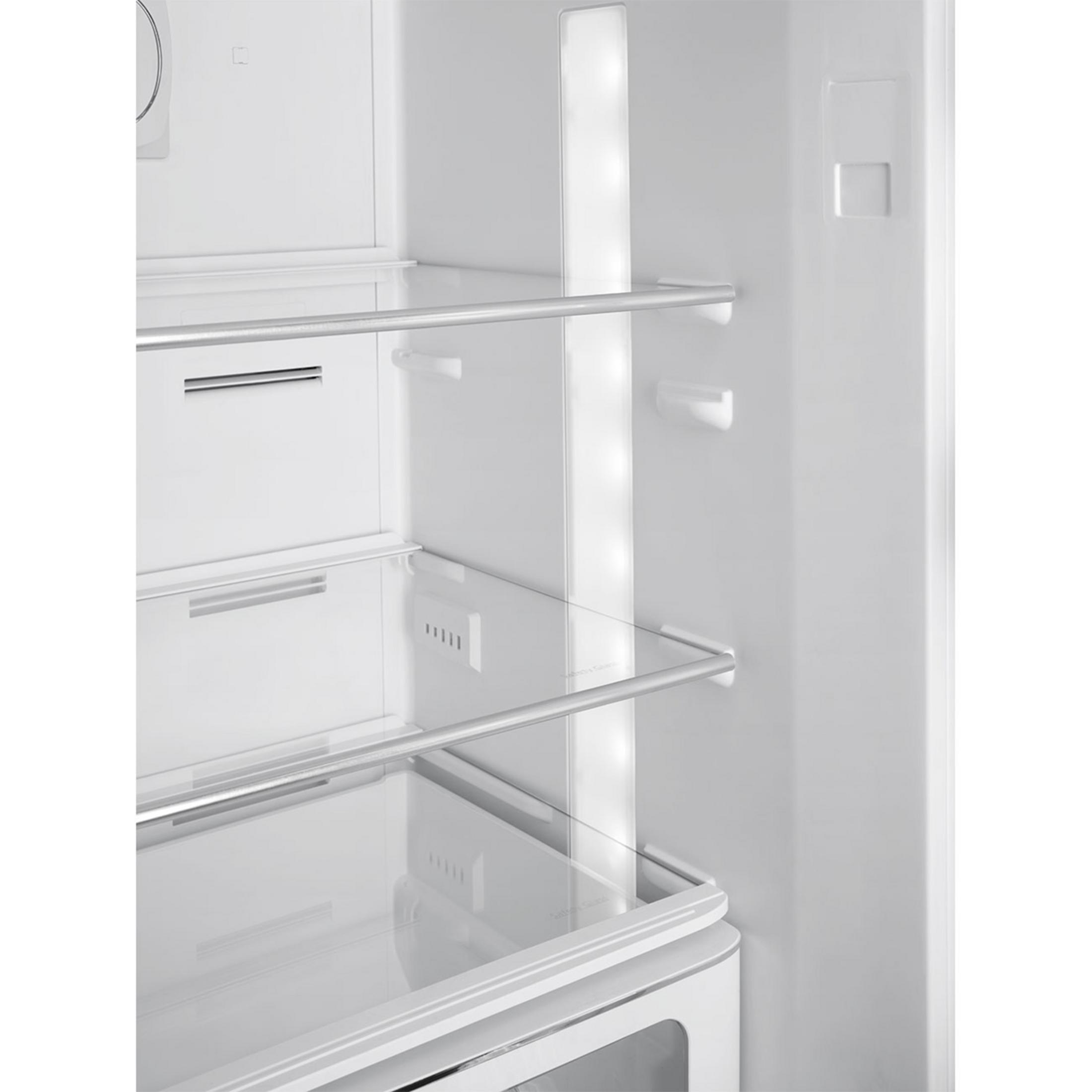 Compartimentos de refrigerador blancos vacíos con estantes de vidrio e iluminación LED.