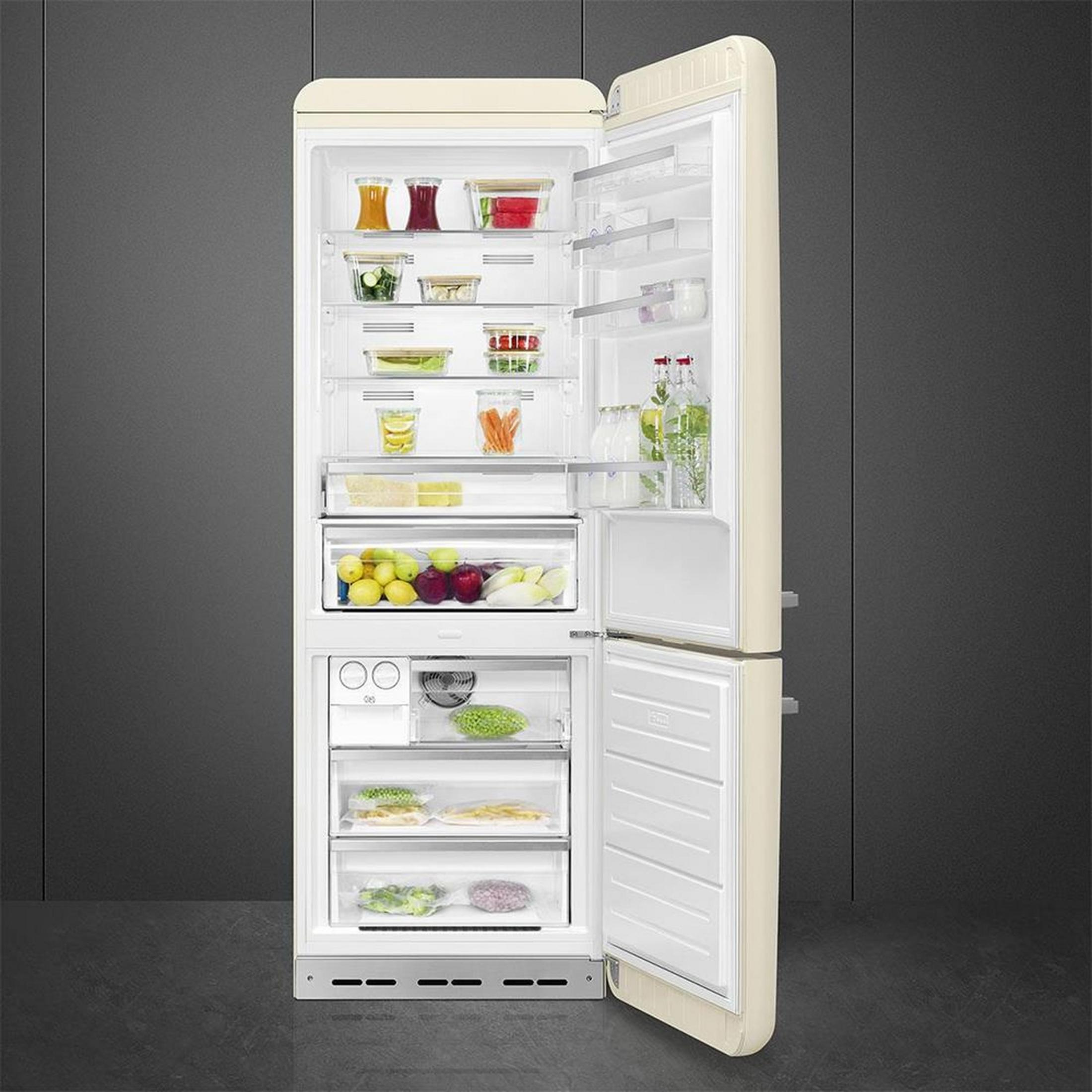 Refrigerador abierto color crema con alimentos en estantes y cajones.