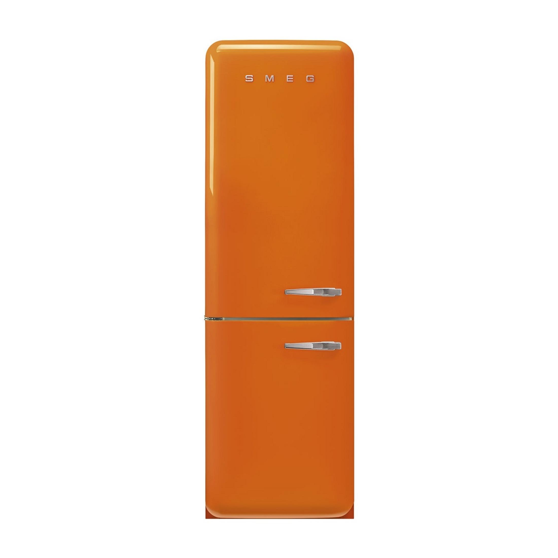 Ein hochformatiger orangefarbener Kühlschrank mit zwei Türen und silbernen Griffen.