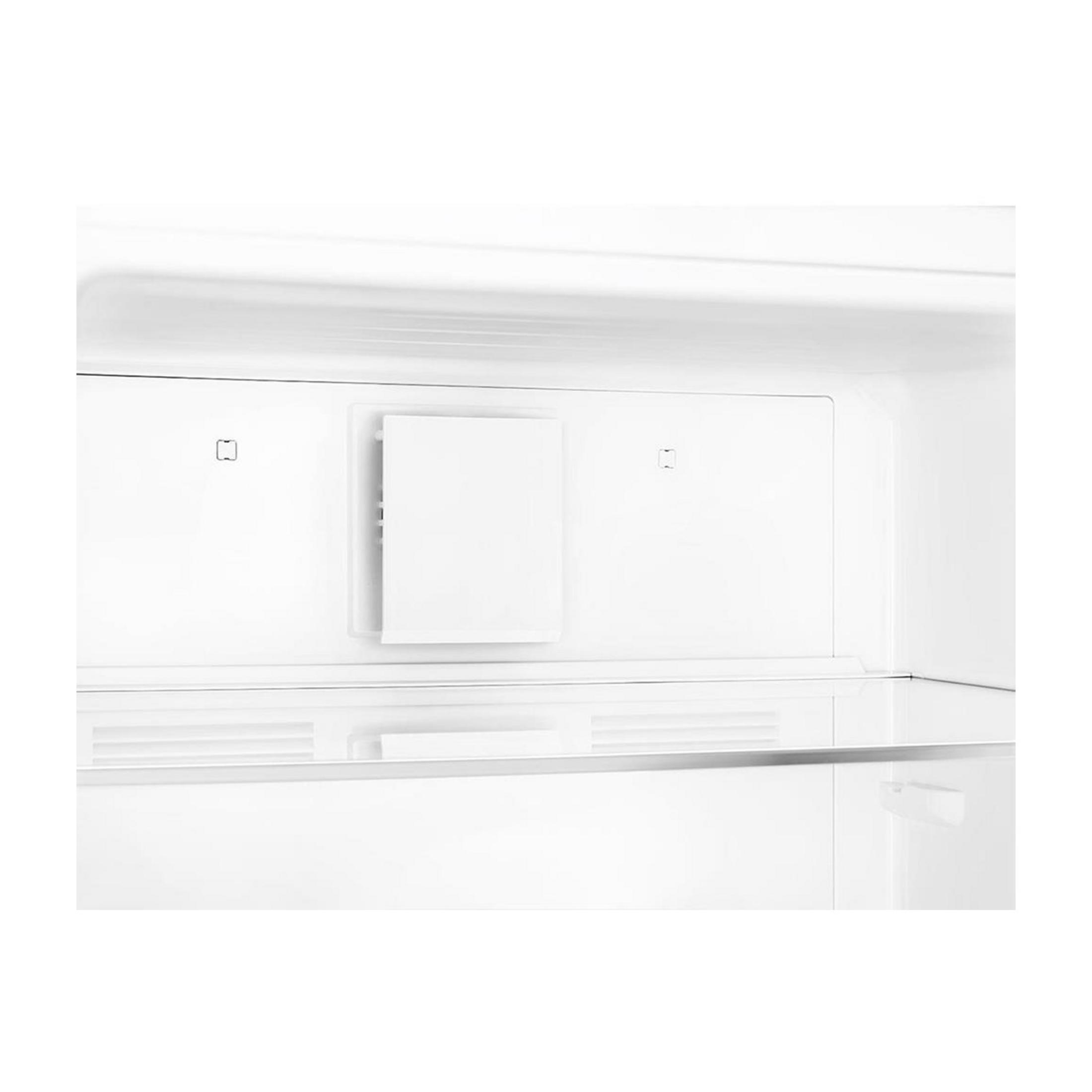 Interior de un refrigerador con rejilla de ventilación y cajones.