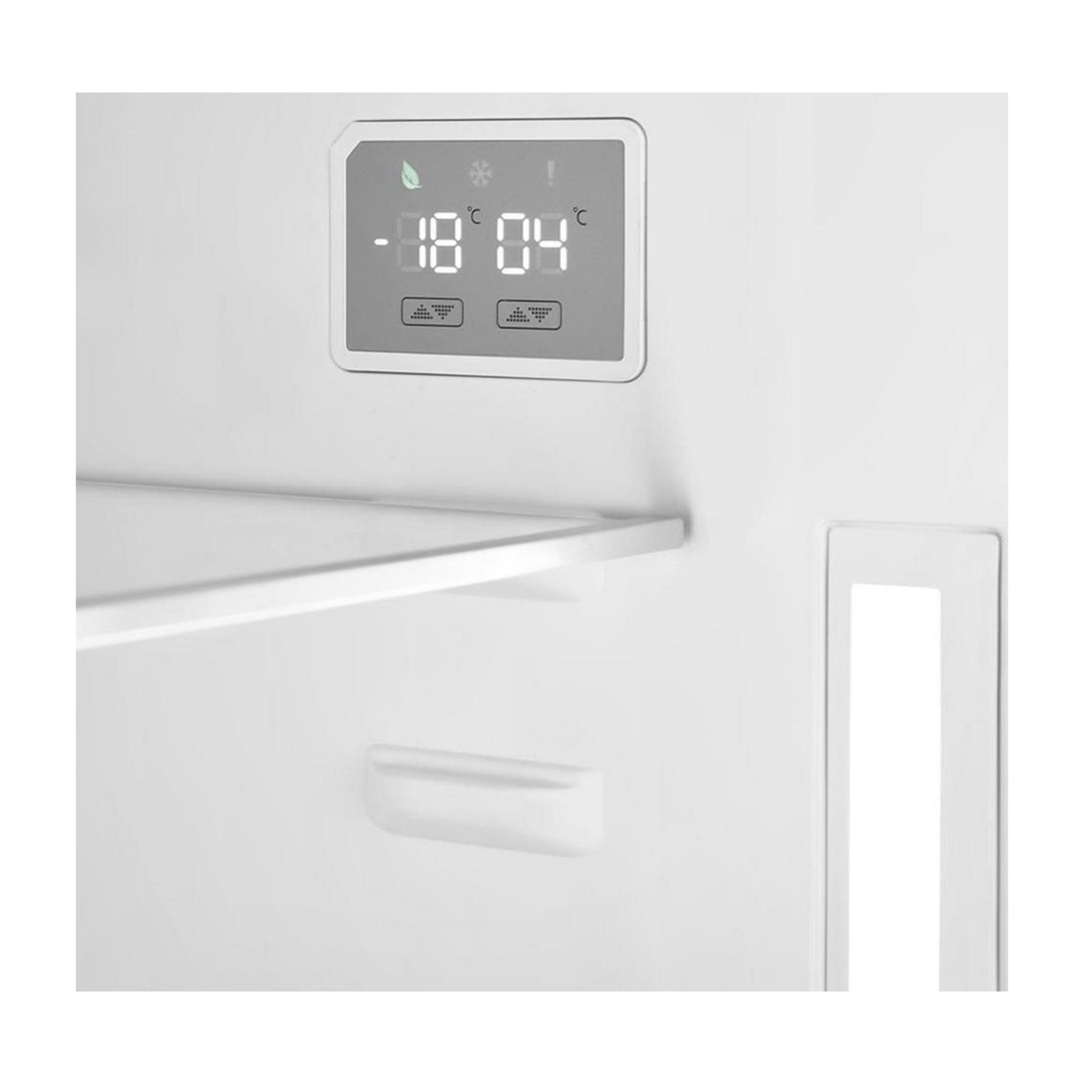 Pantalla digital muestra -18 grados Celsius y hora 04:00.