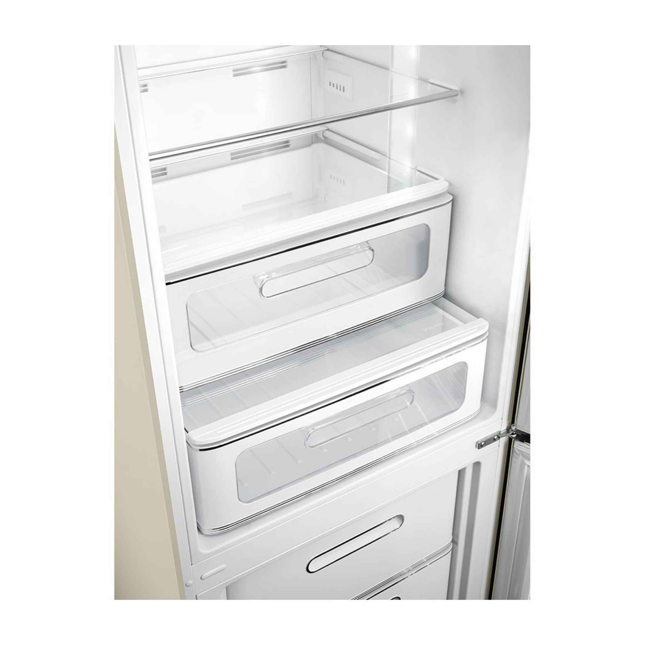 Vista interior de un refrigerador vacío con estantes de vidrio y cajones transparentes.