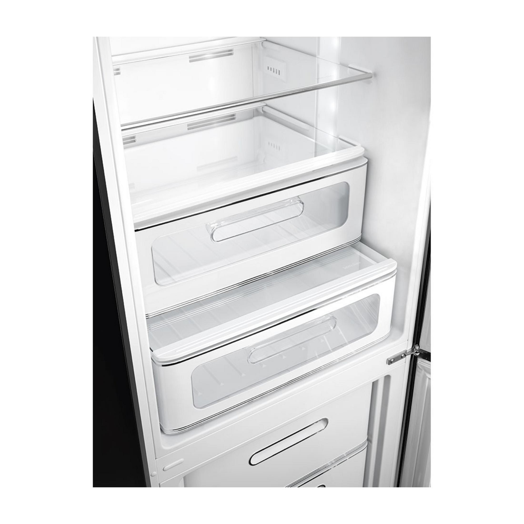 Vista interior de un refrigerador blanco con estantes de cristal y cajones transparentes.