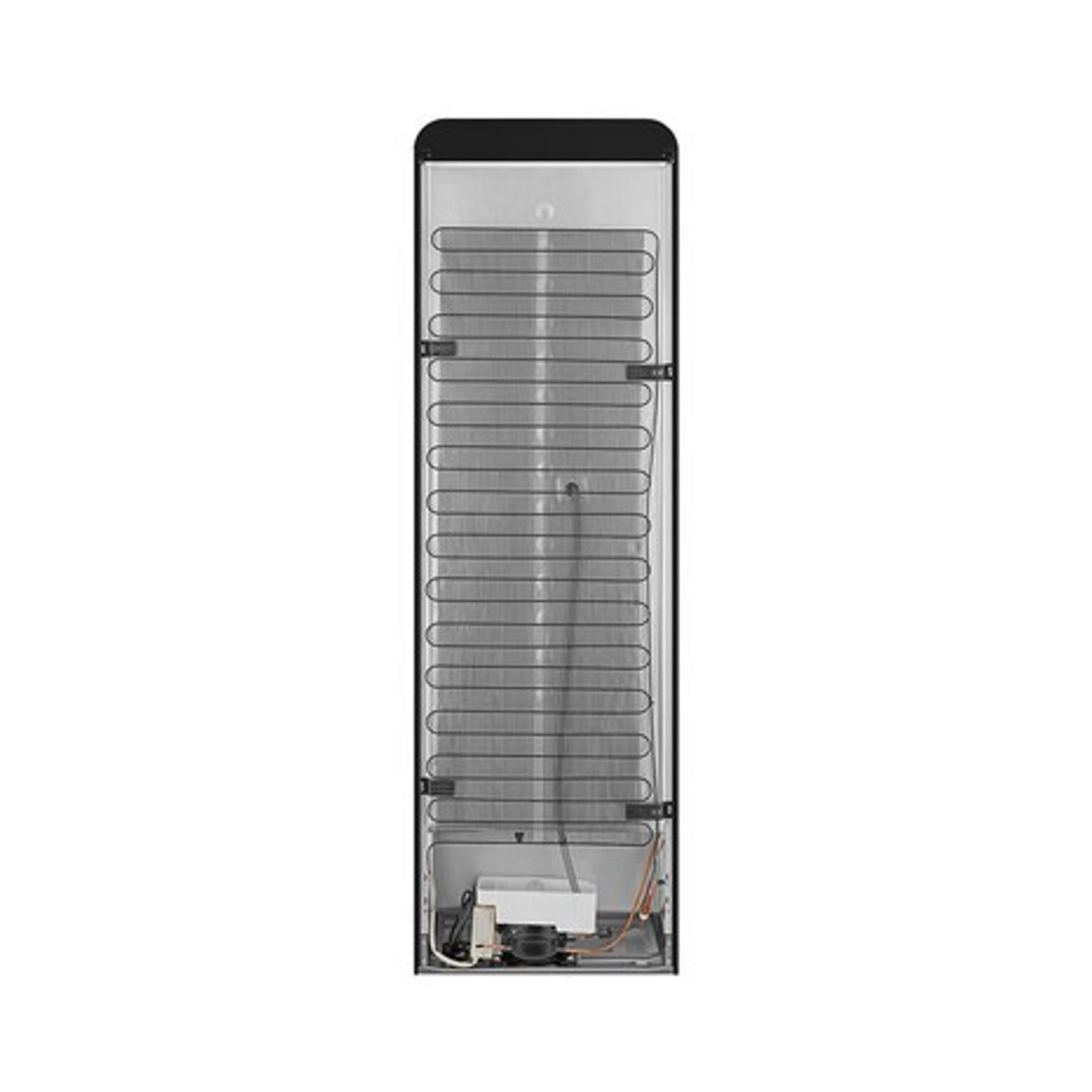 Parte trasera de un refrigerador con aletas de enfriamiento y compresor.