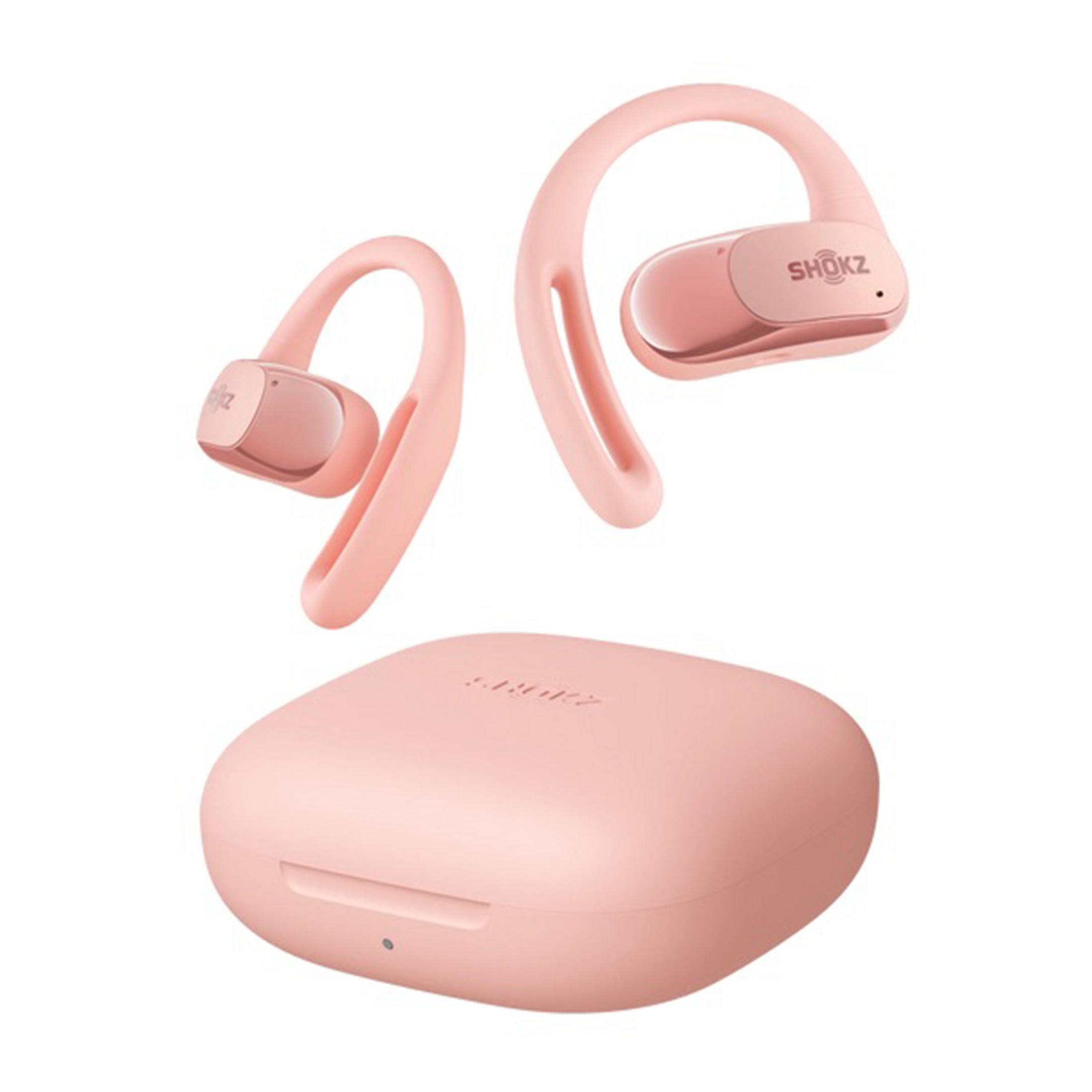 Różowy zestaw słuchawkowy i etui ładujące na białym tle.