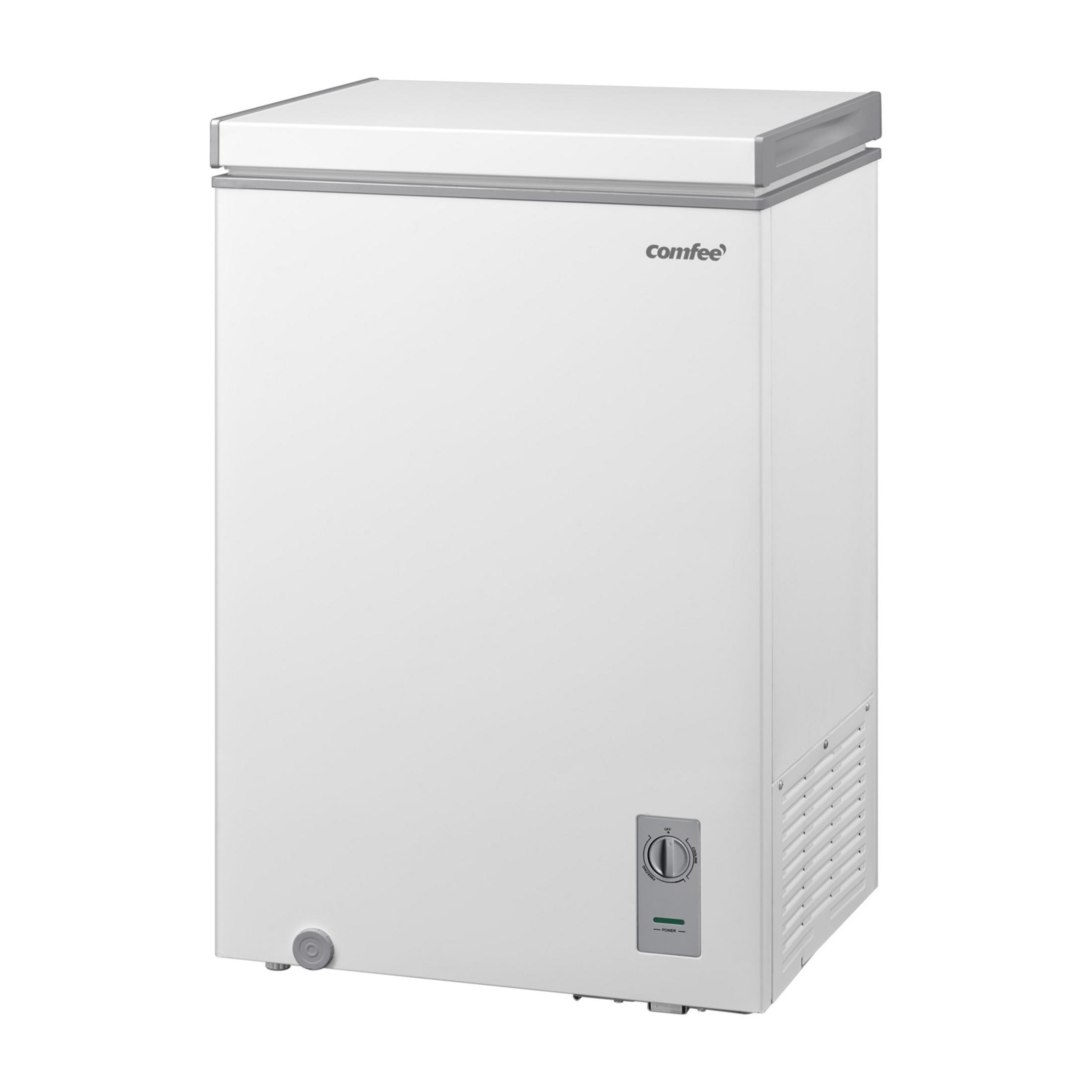 Un congelador horizontal blanco con ribetes plateados y dial de temperatura.
