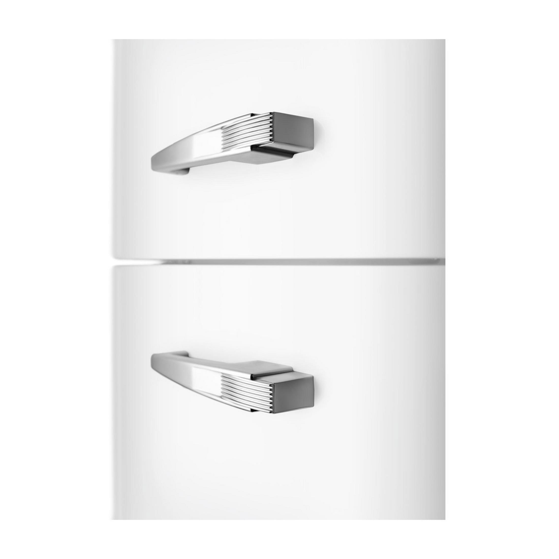 Dos puertas de refrigerador blancas con asas plateadas.