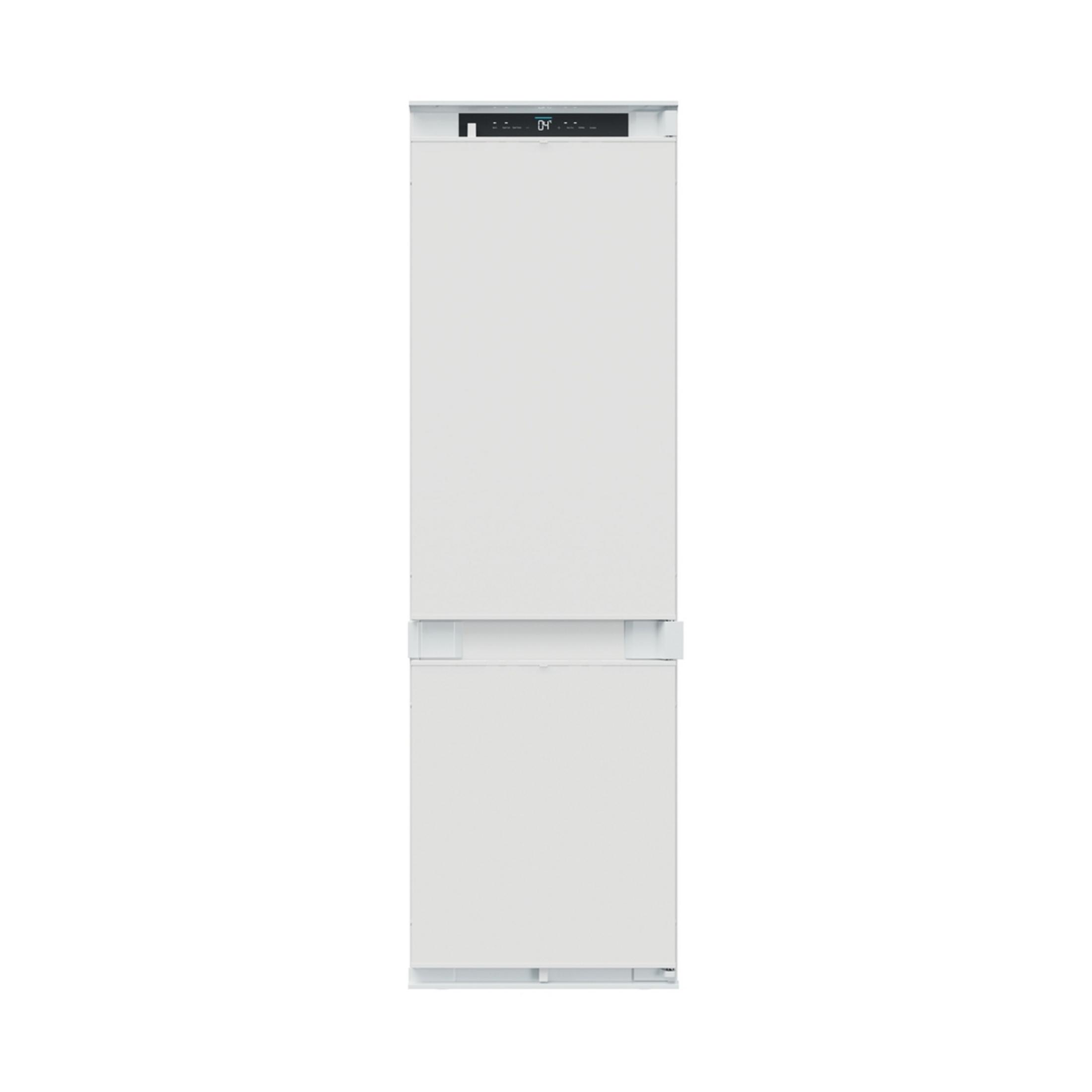 Un frigorífico-congelador blanco con pantalla digital arriba.