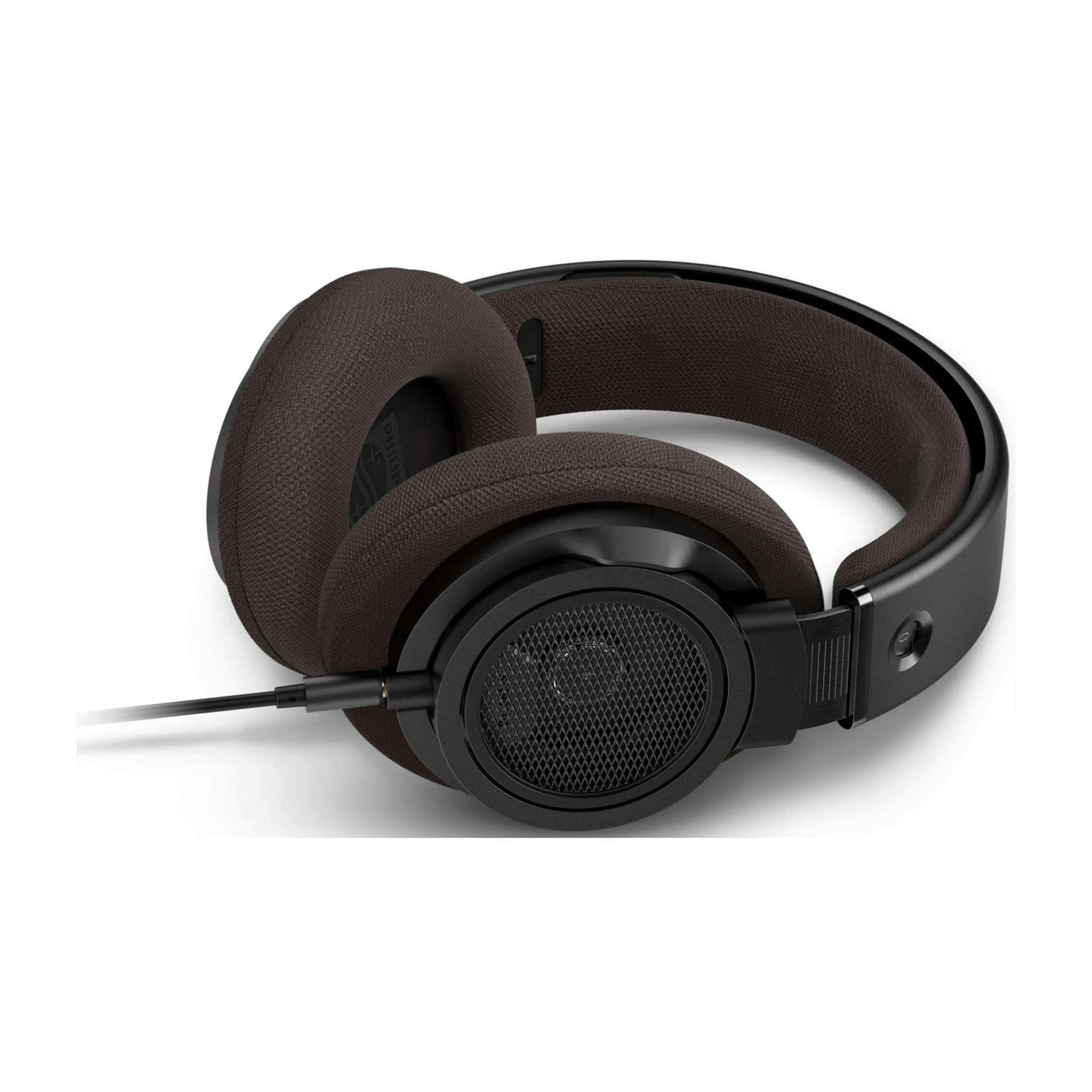 Czarne słuchawki z brązowymi nausznikami i kablem na białym tle.