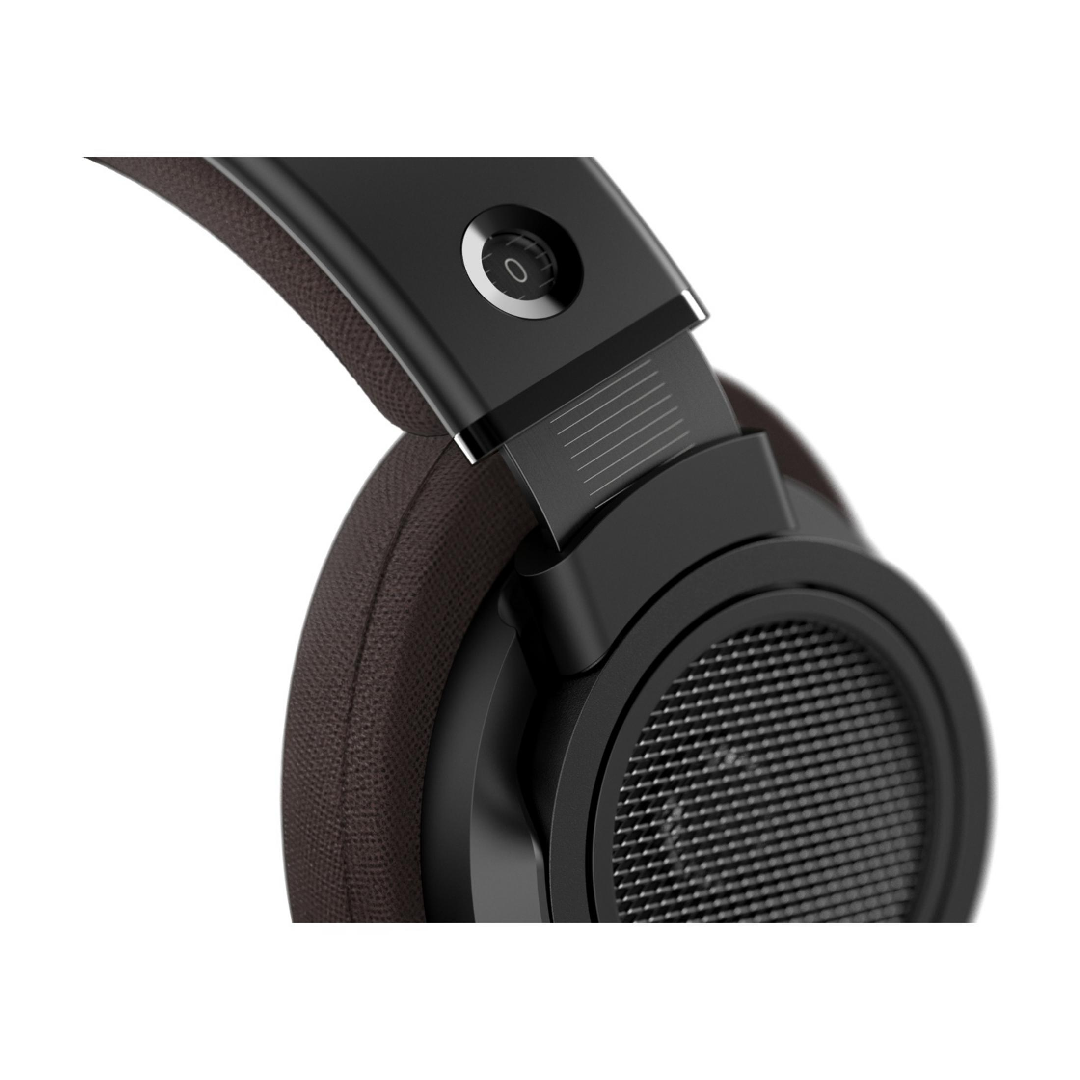 Zbliżenie czarnych słuchawek z brązowymi nausznikami i przełącznikiem.