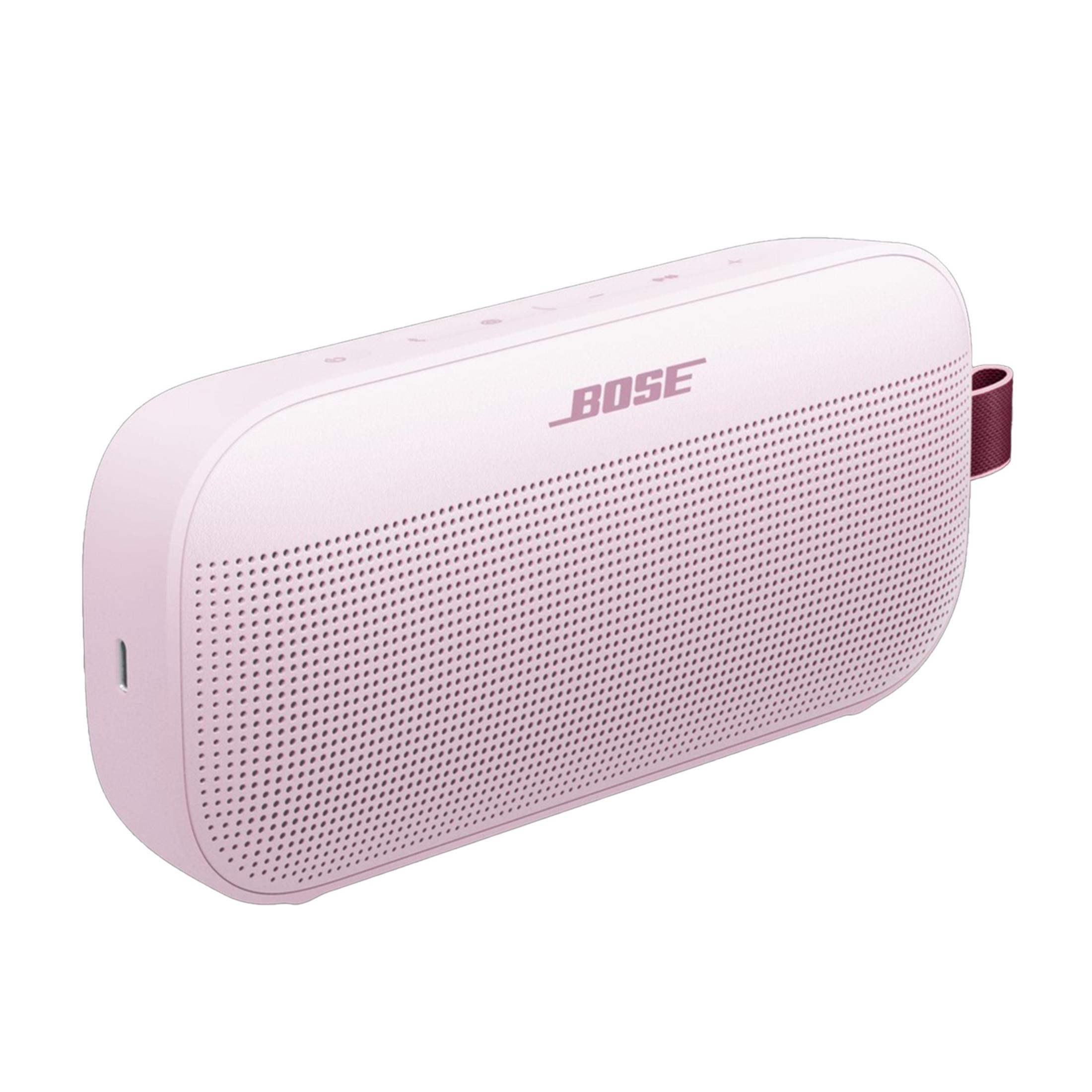 Un altavoz Bose rosa con una correa granate.