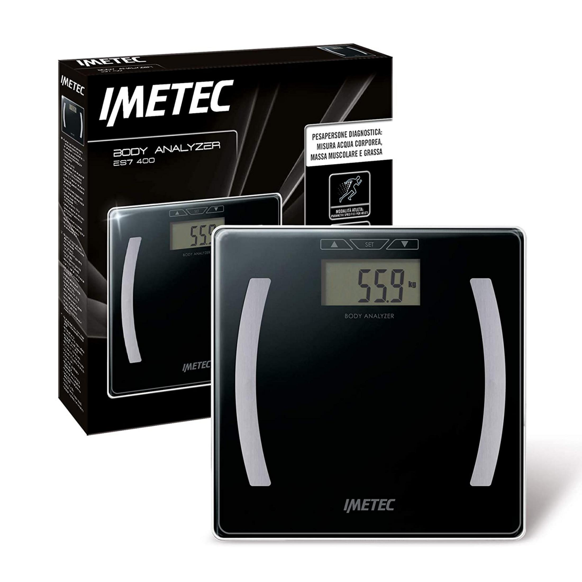 Una báscula analizadora corporal digital IMETEC negra que muestra 55.9 kg.