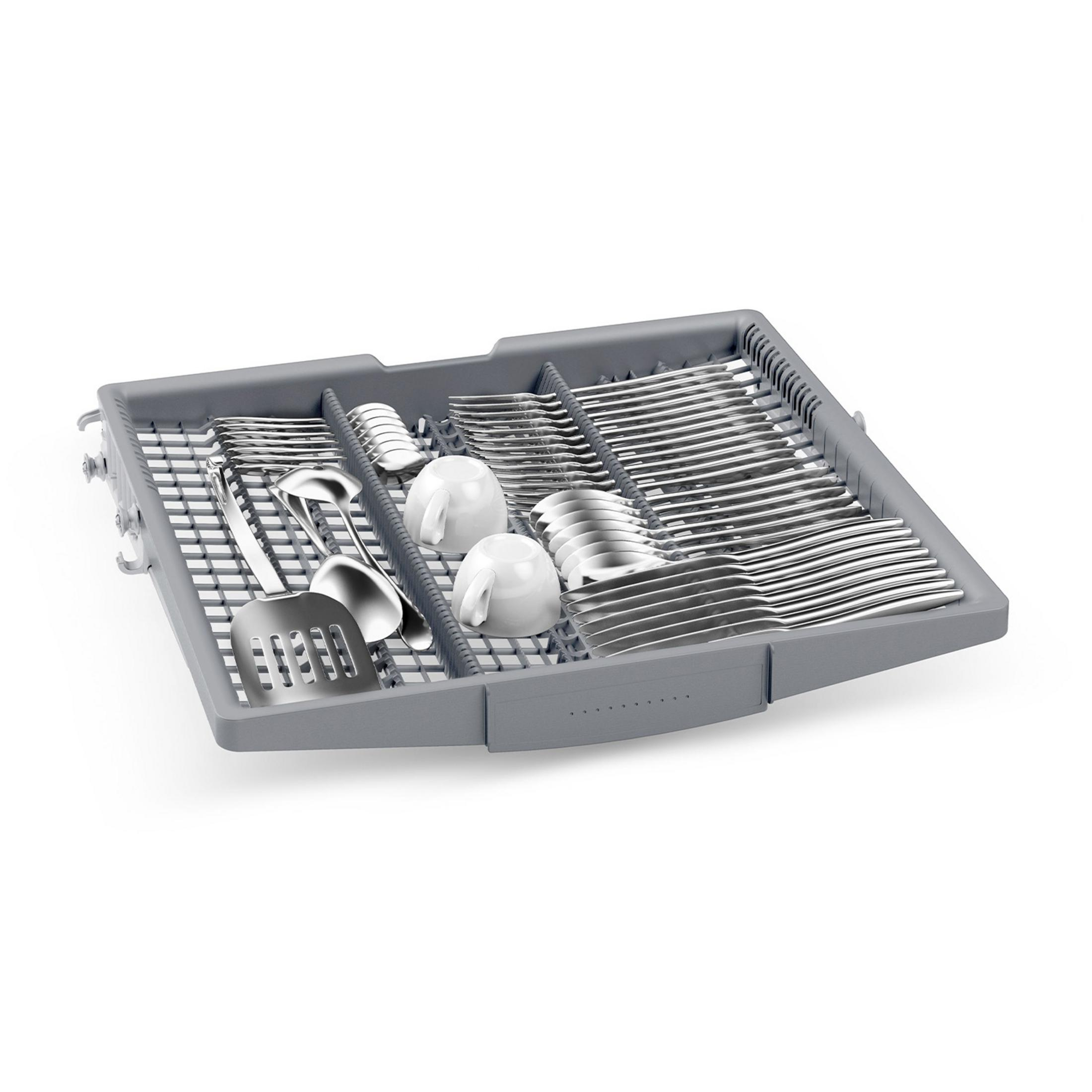 Szary kosz zmywarki z sztućcami, łyżkami, dwoma kubkami i szumówką.