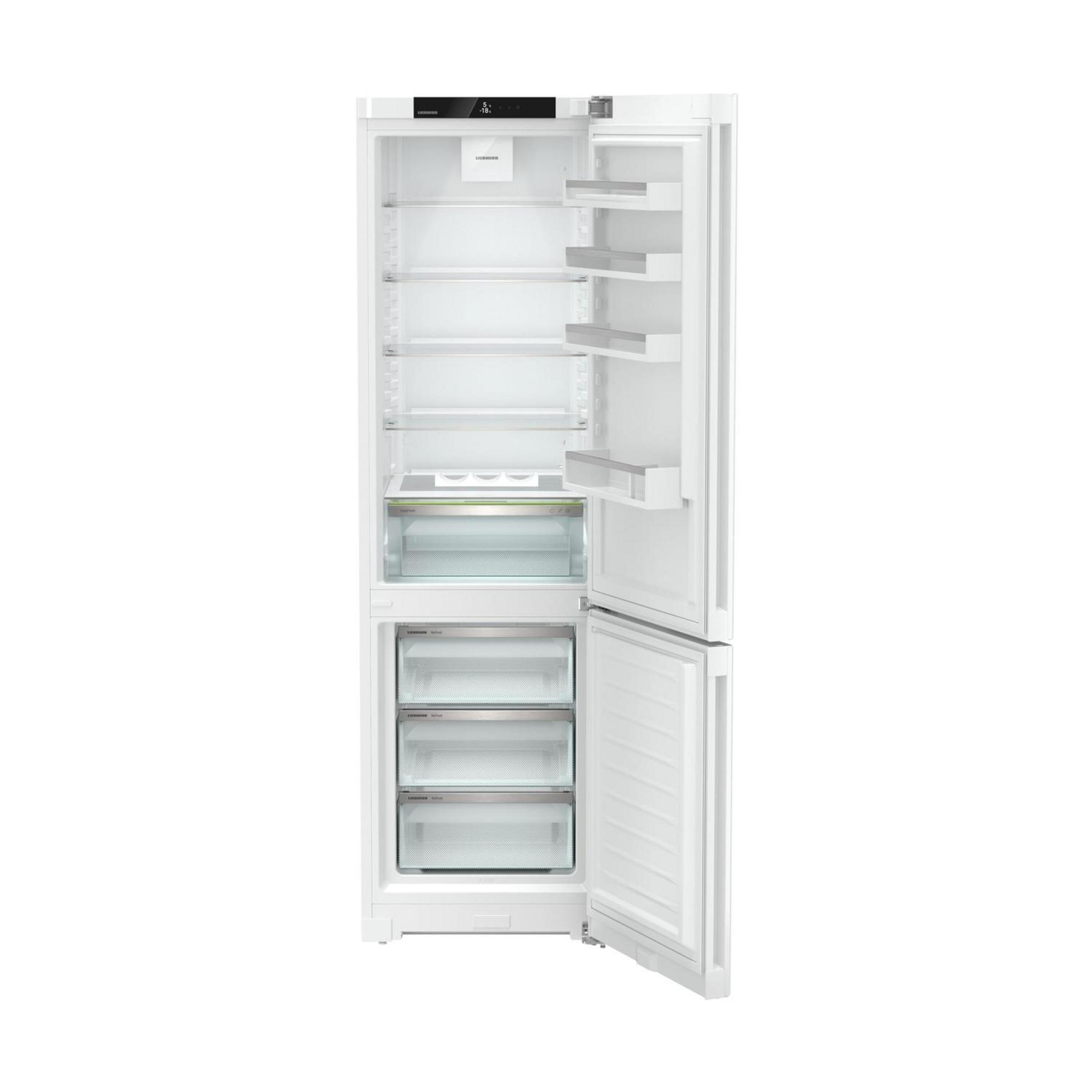 Un refrigerador blanco con puerta abierta y estantes. La sección del congelador está abajo.