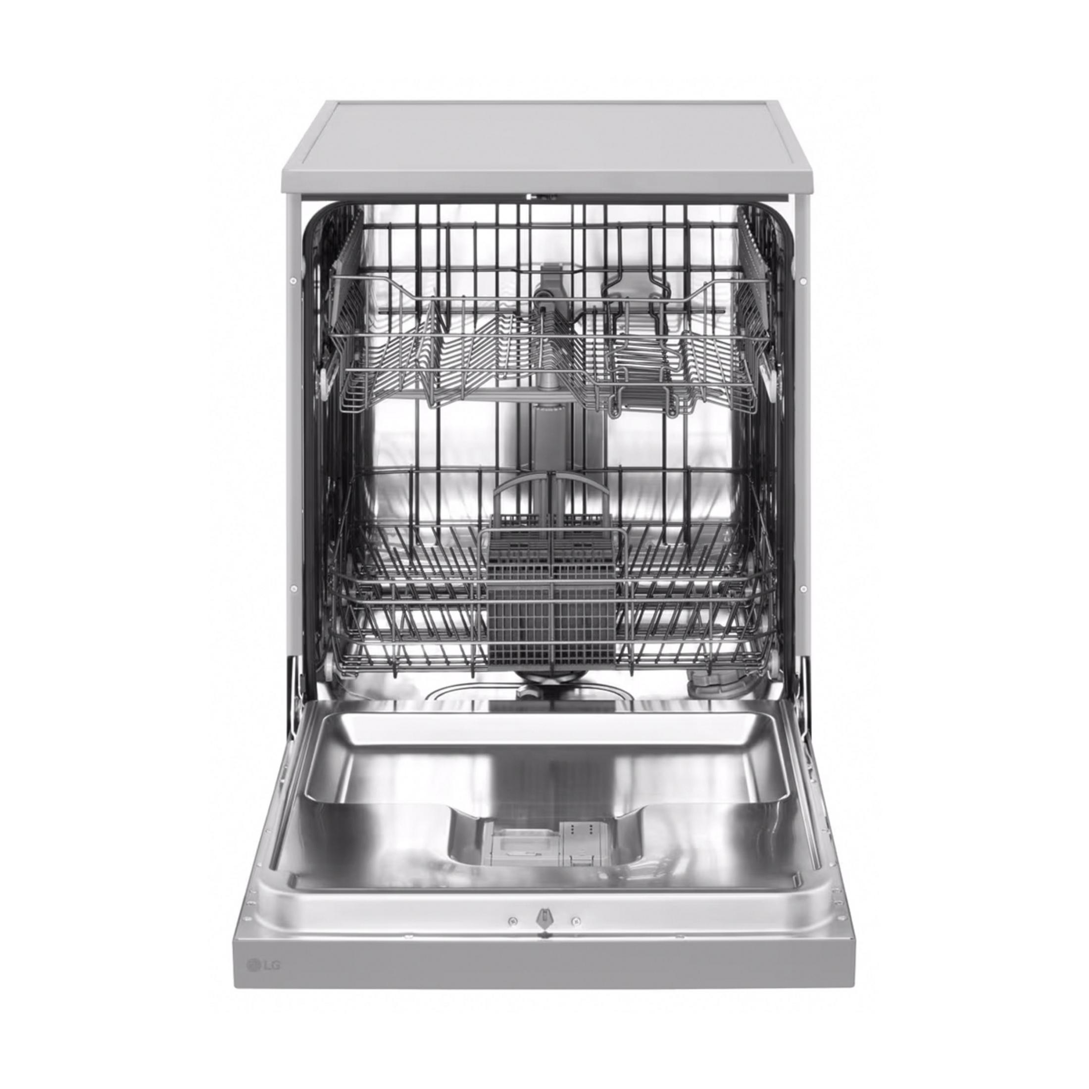Otwarta, srebrna zmywarka z dwoma koszami i wkładem na sztućce w środku.