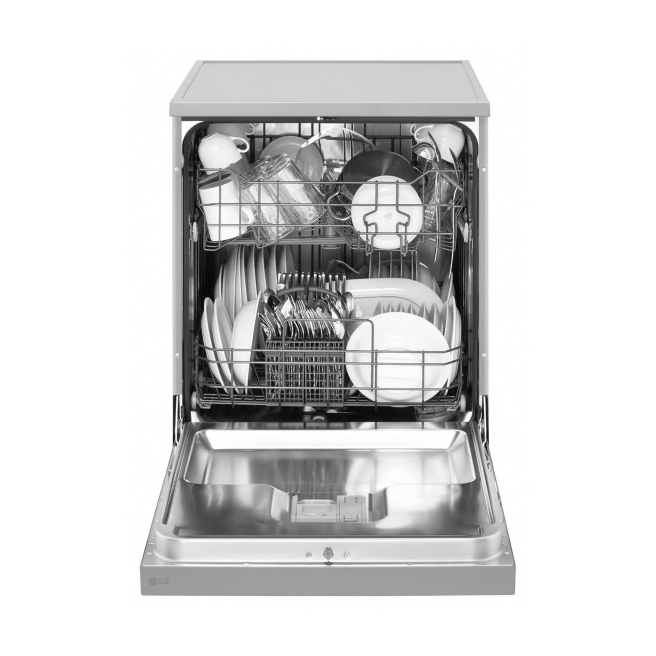 Otwarta zmywarka z naczyniami: talerze, kubki, szklanki i sztućce.