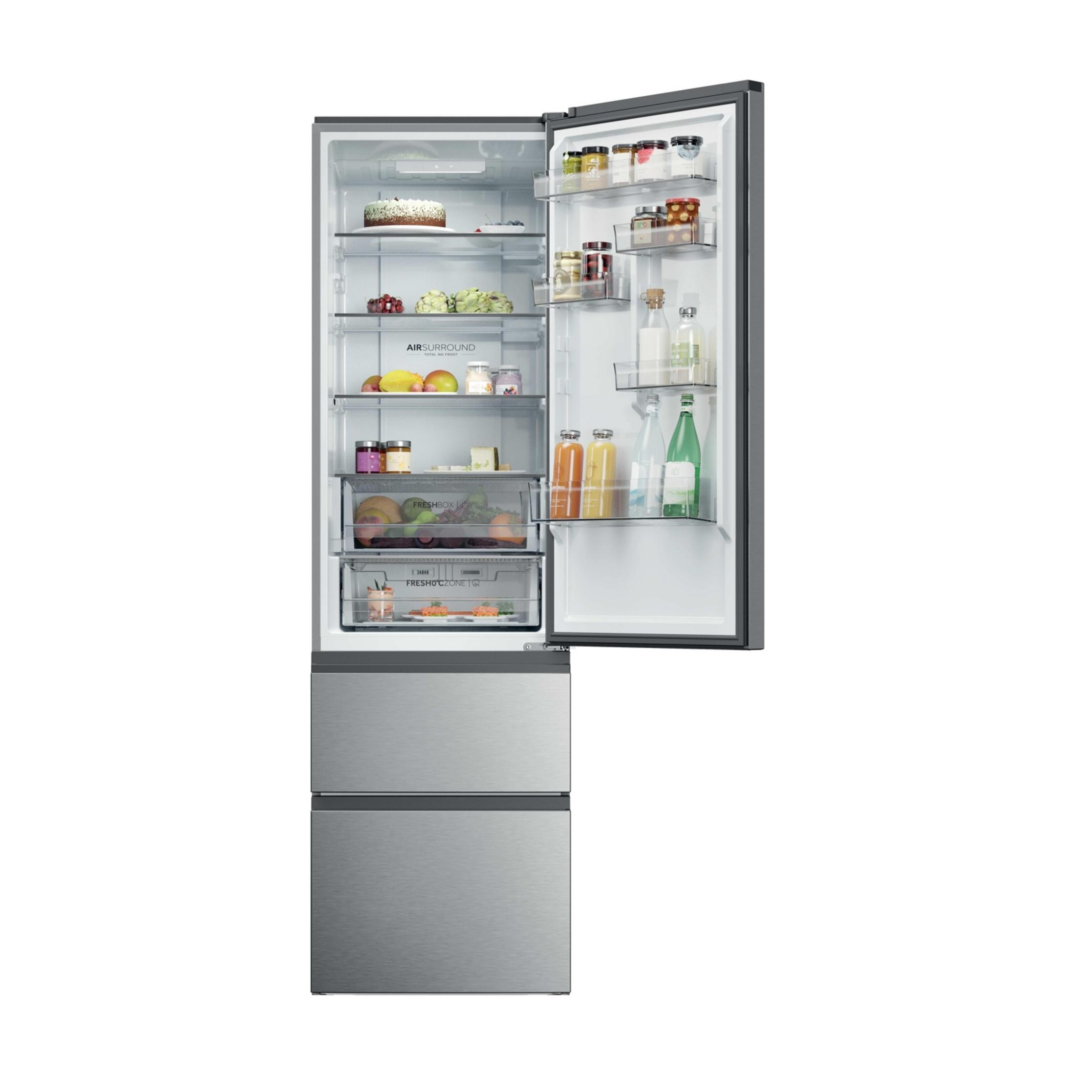 Otwarta srebrna lodówka z żywnością na półkach.