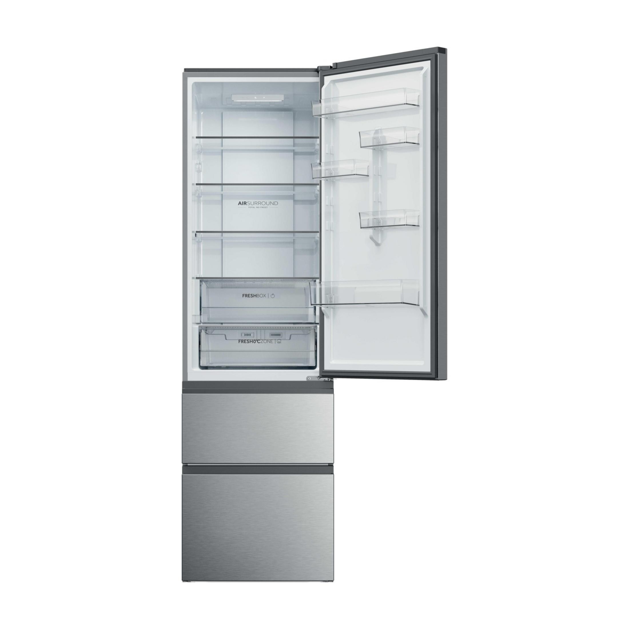 Otwarta lodówka z srebrnymi szufladami i szklanymi półkami.