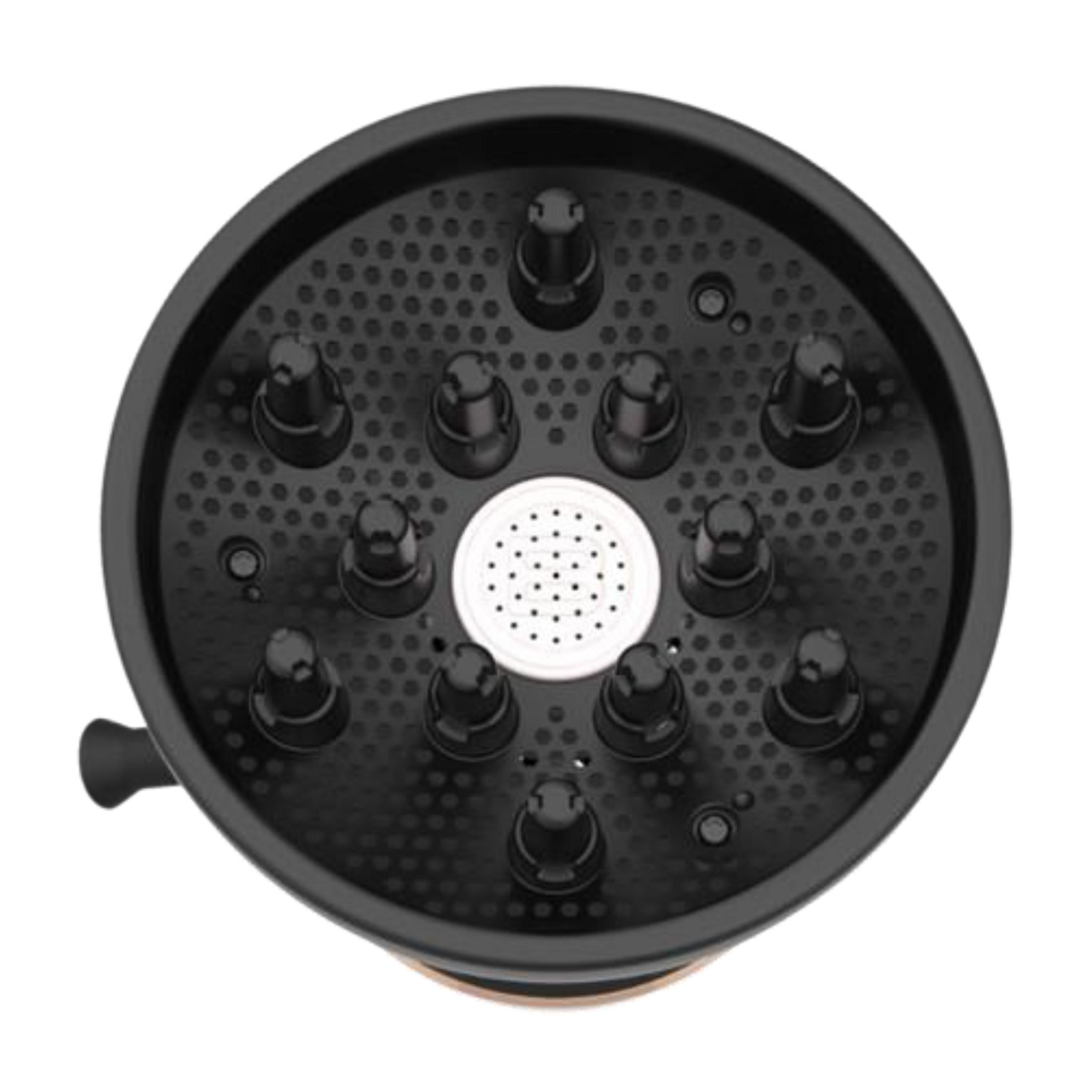 Czarny dyfuzor do suszarki do włosów z białym, perforowanym środkiem.