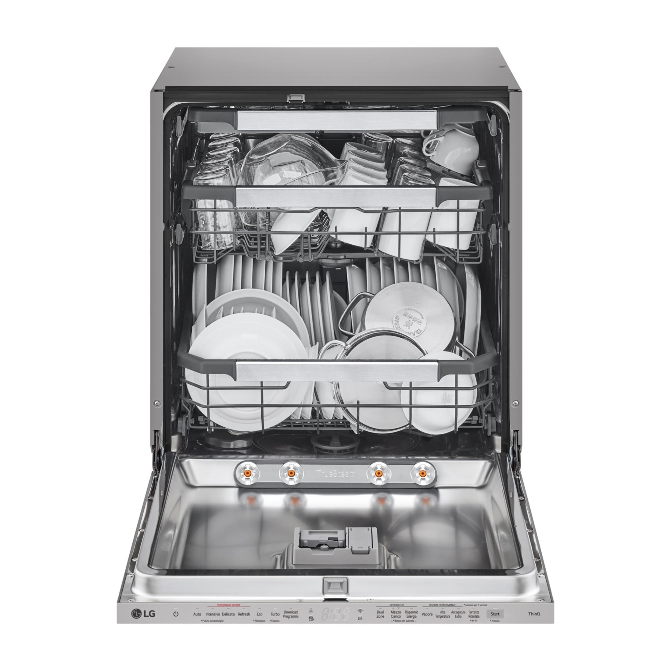 Otwarta zmywarka z dwoma koszami wypełnionymi czystymi naczyniami, szklankami i naczyniami.