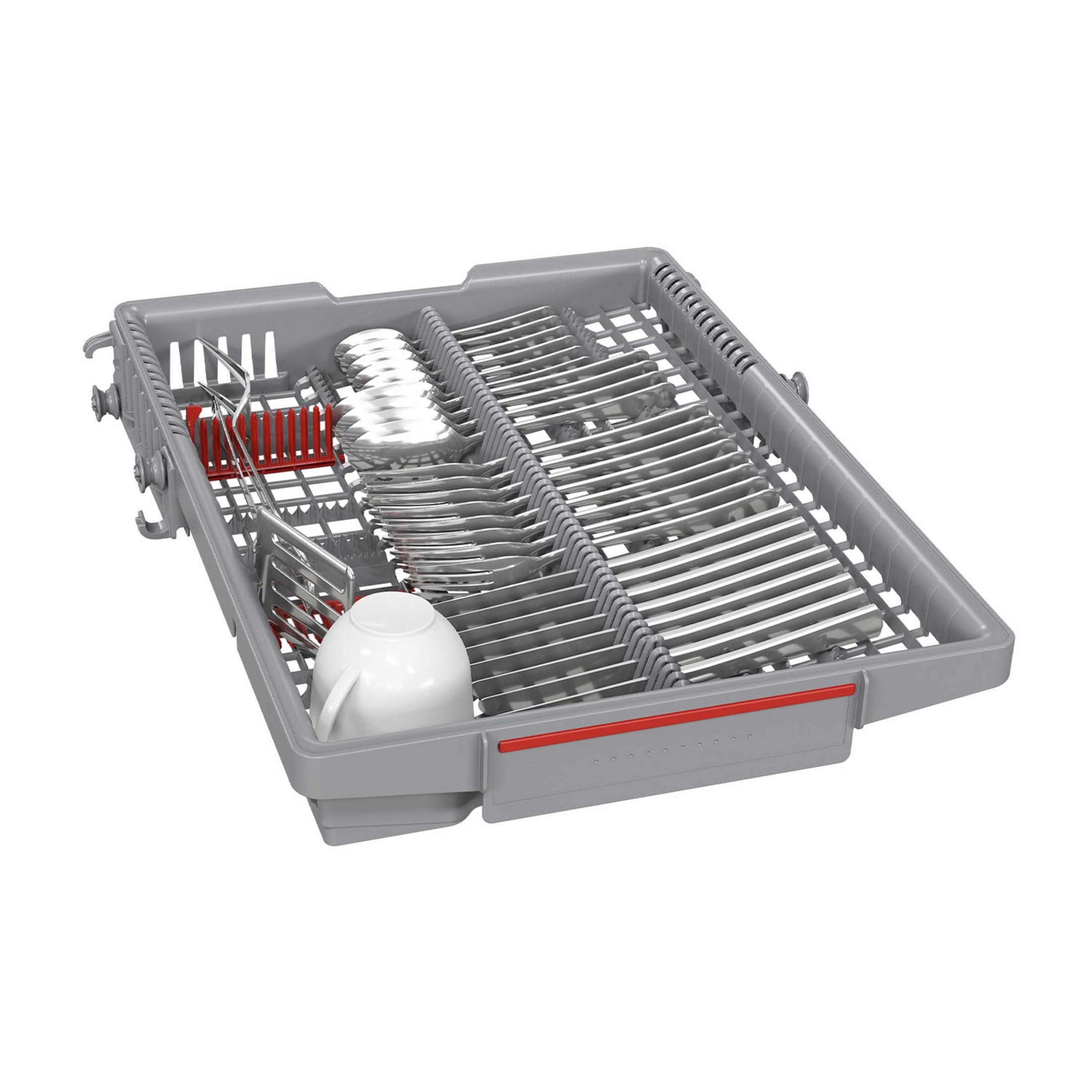 Szary koszyk zmywarki wypełniony sztućcami i małą białą filiżanką.