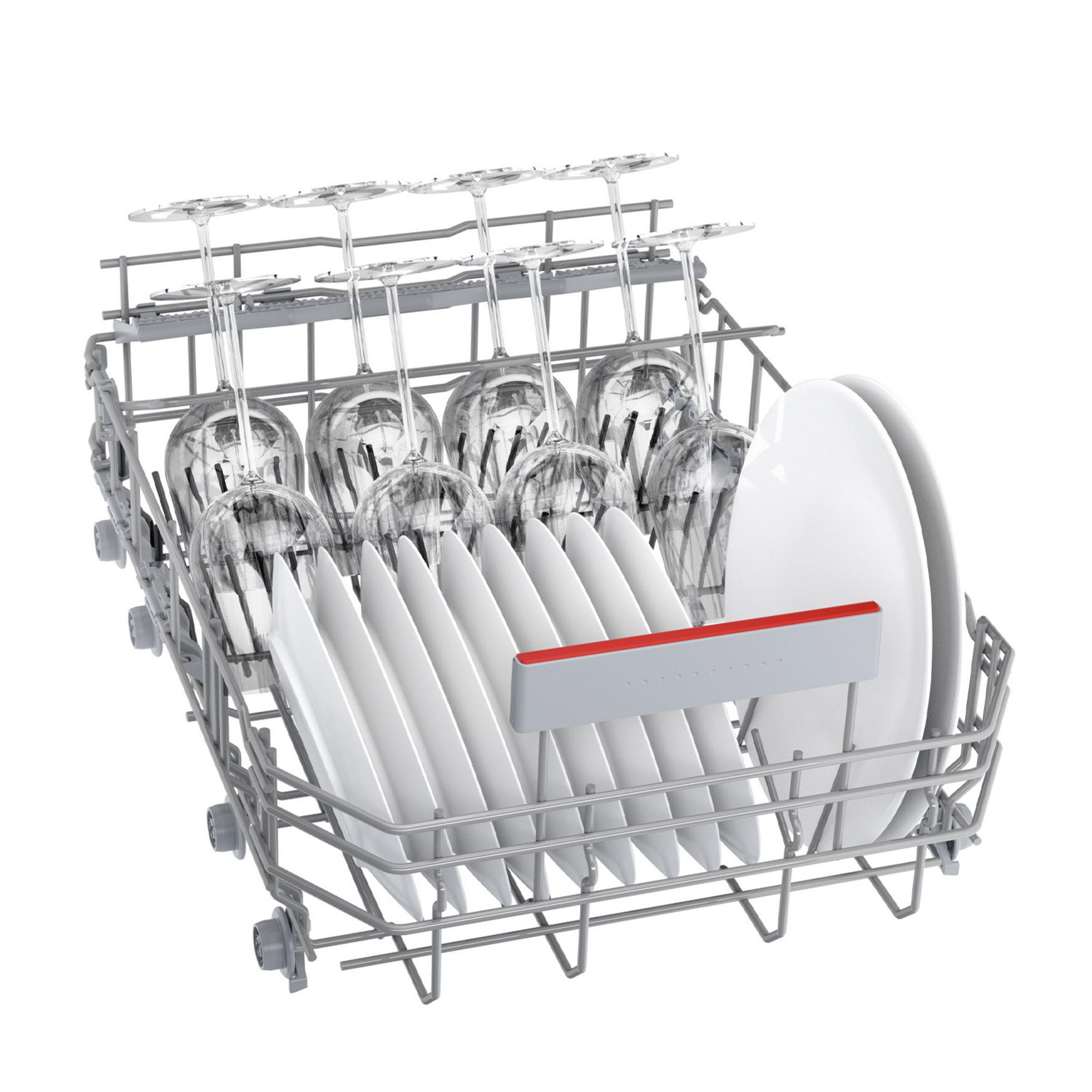 Kosz zmywarki z kieliszkami i talerzami. Białe talerze stoją pionowo.