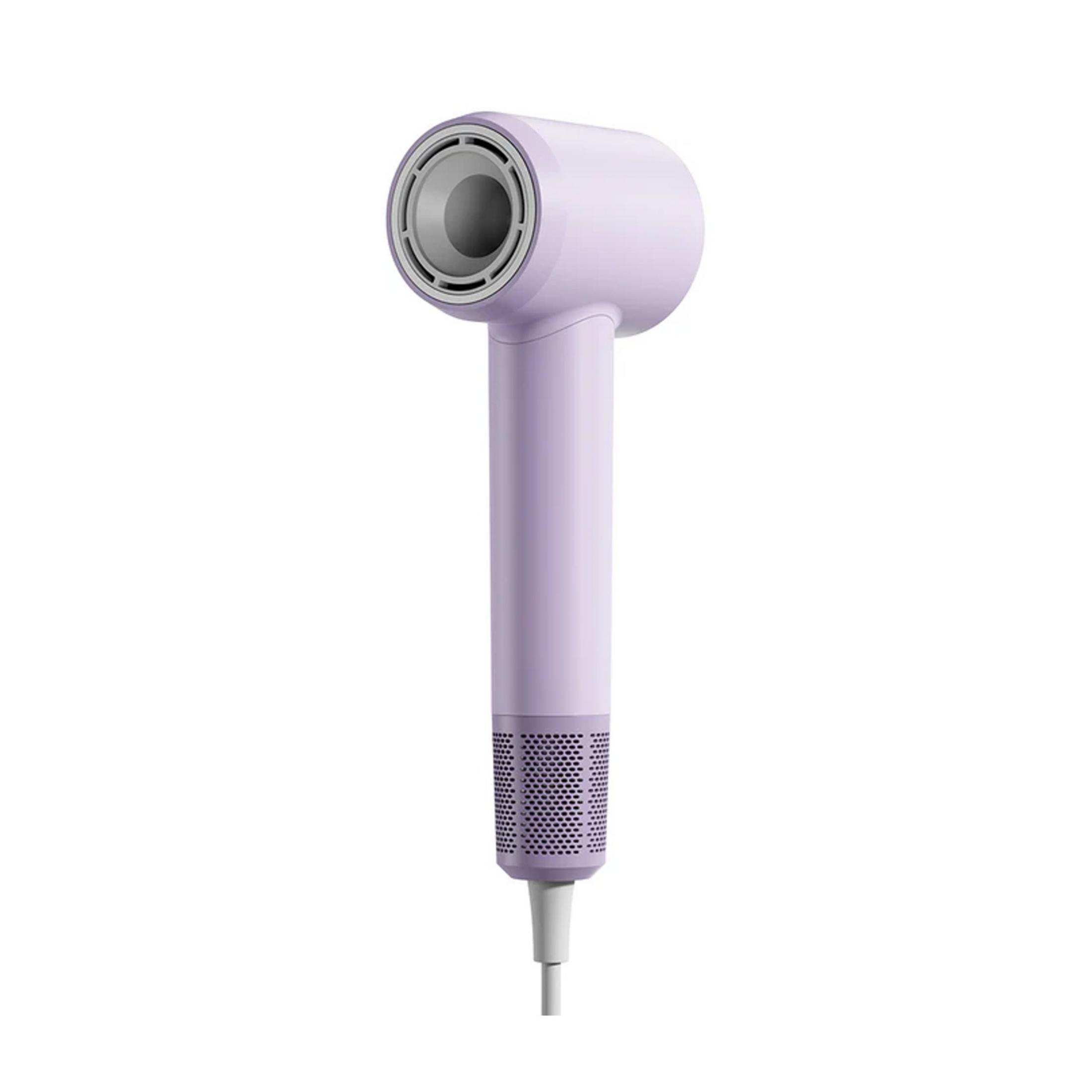 Un sèche-cheveux violet avec cordon blanc sur fond blanc.