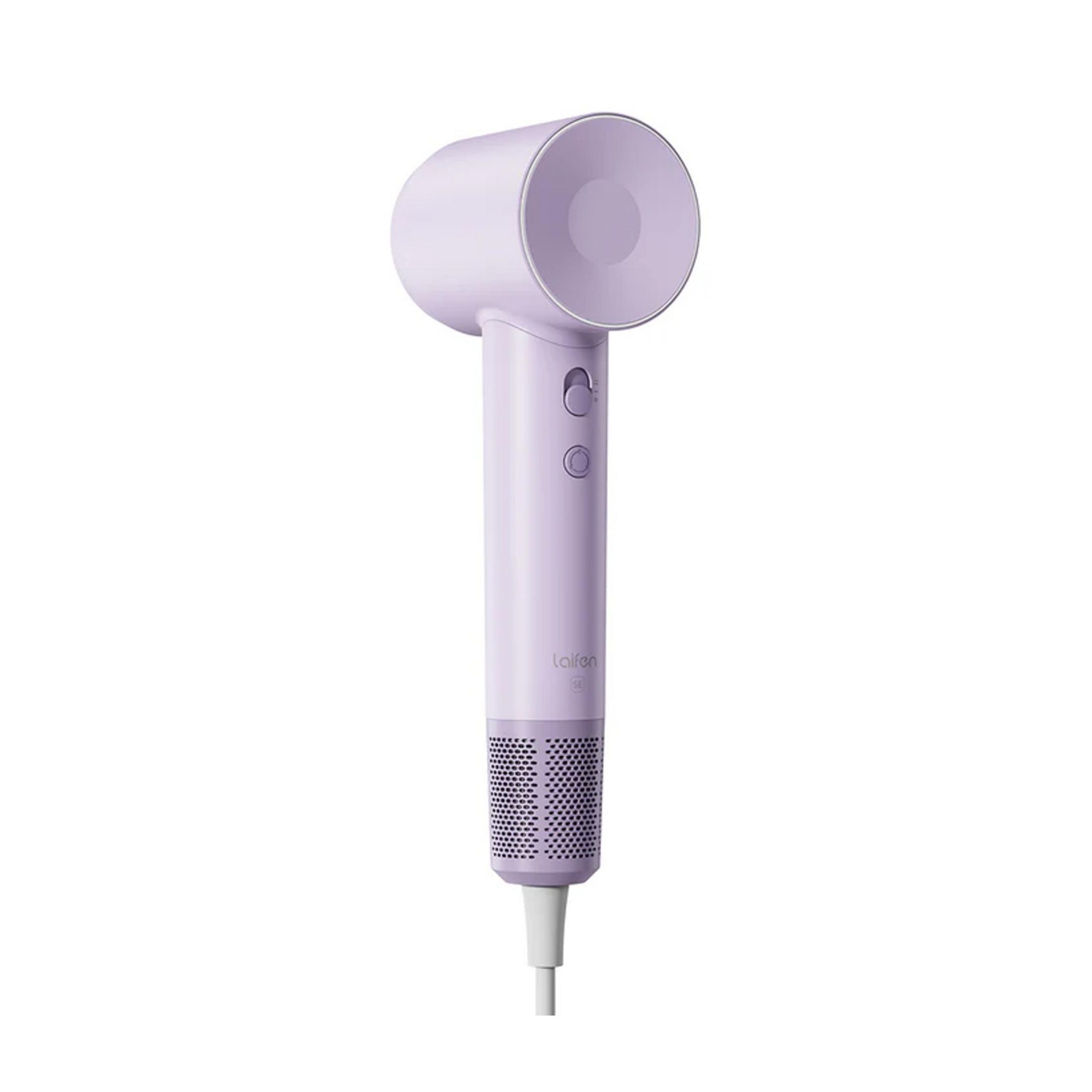 Un sèche-cheveux violet avec des accents argentés sur fond blanc.
