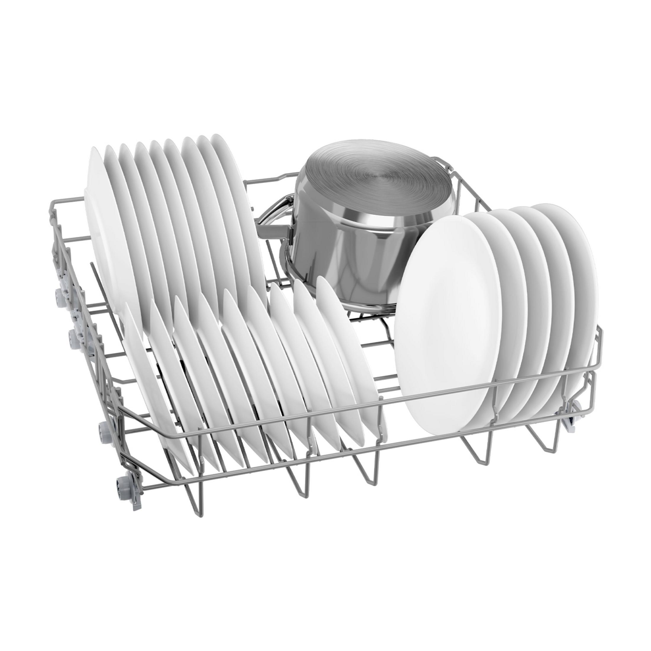 Kosz zmywarki z białymi talerzami i garnkiem.