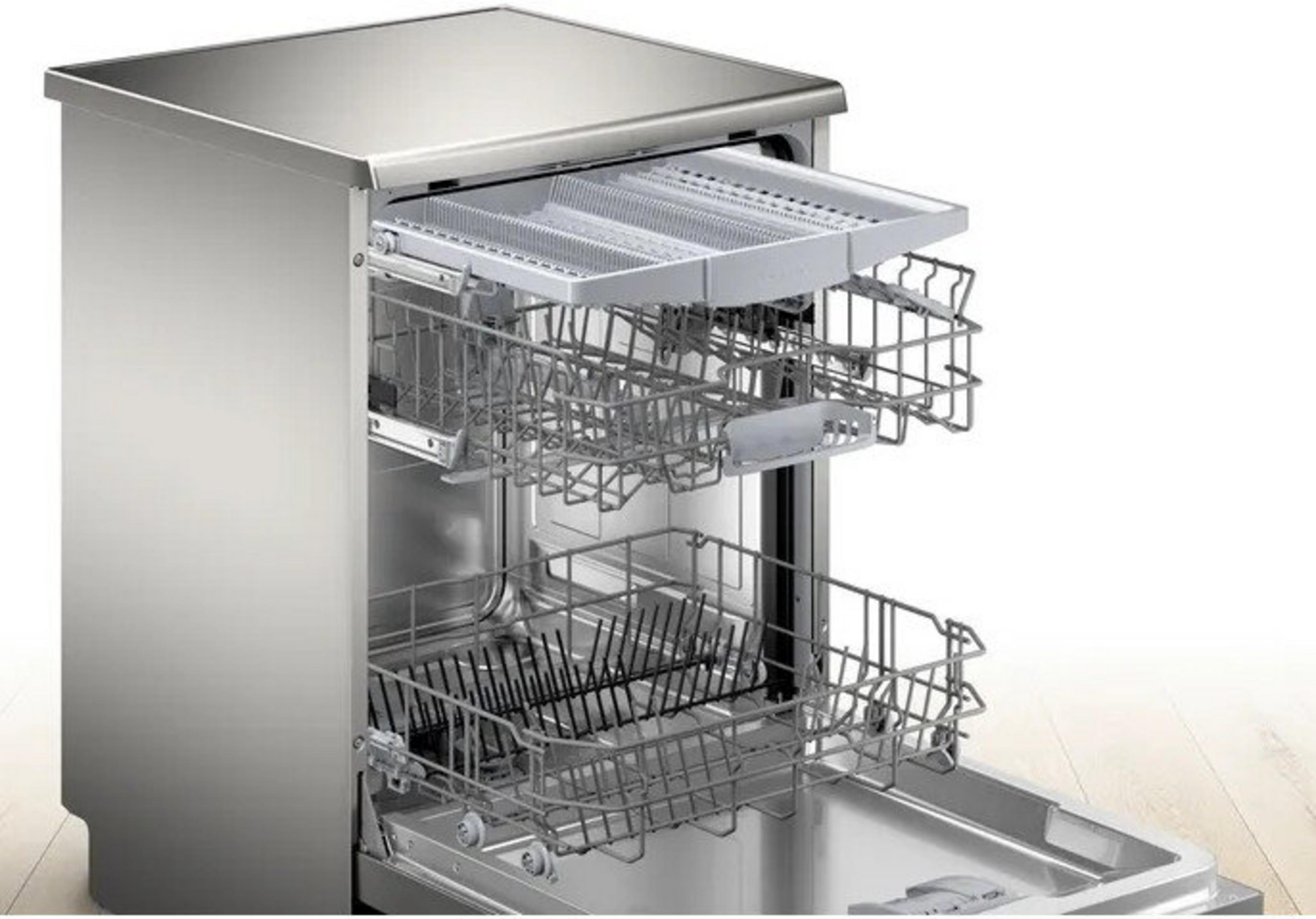 Srebrna zmywarka z wysuniętymi koszami na naczynia.
