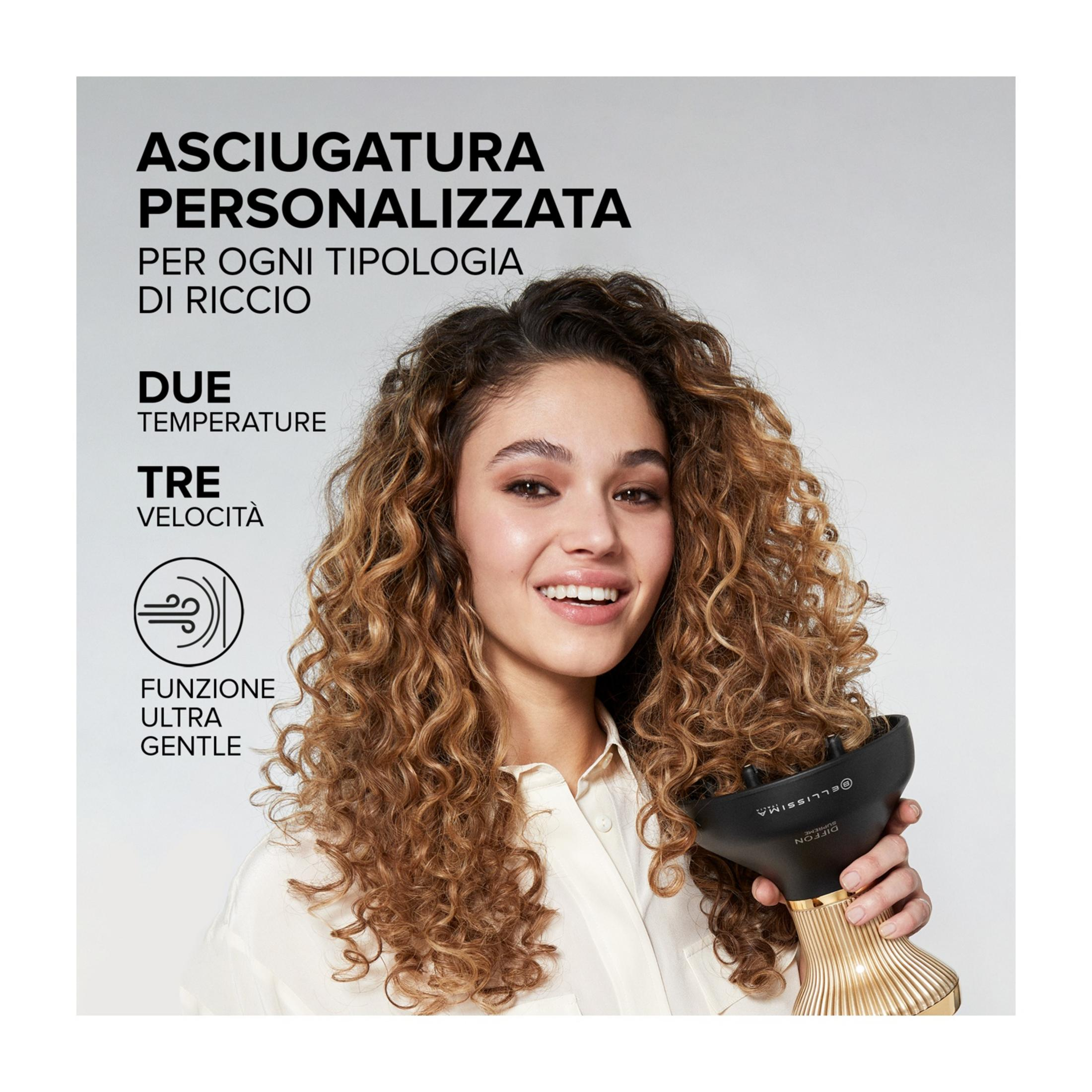 Kobieta z kręconymi włosami trzyma złoty dyfuzor do suszarki.