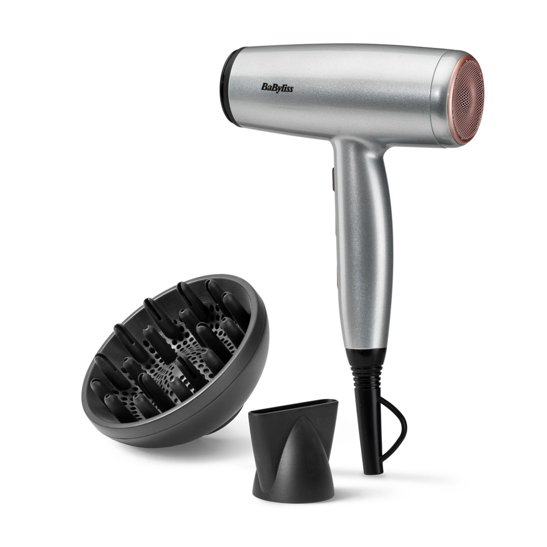 Srebrna suszarka do włosów z dyfuzorem i koncentratorem na białym tle.