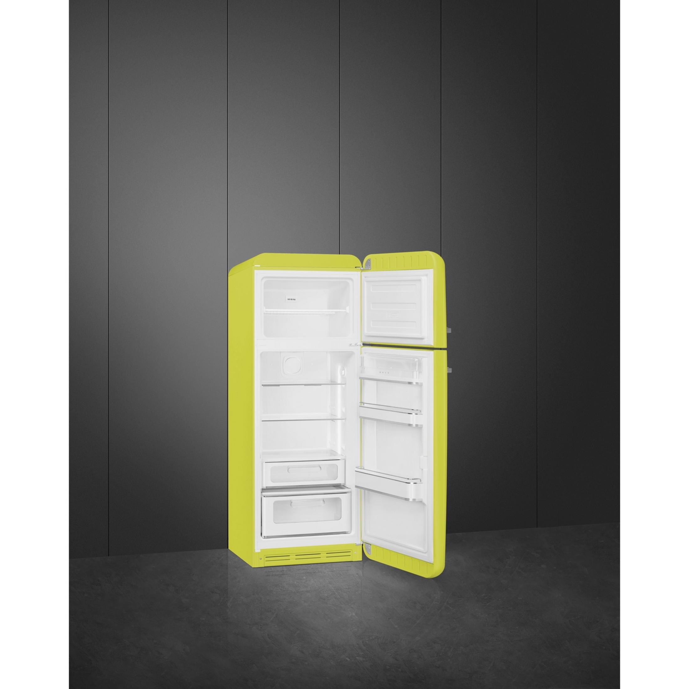 Un refrigerador verde lima con la puerta abierta se alza sobre suelo oscuro y pared gris.