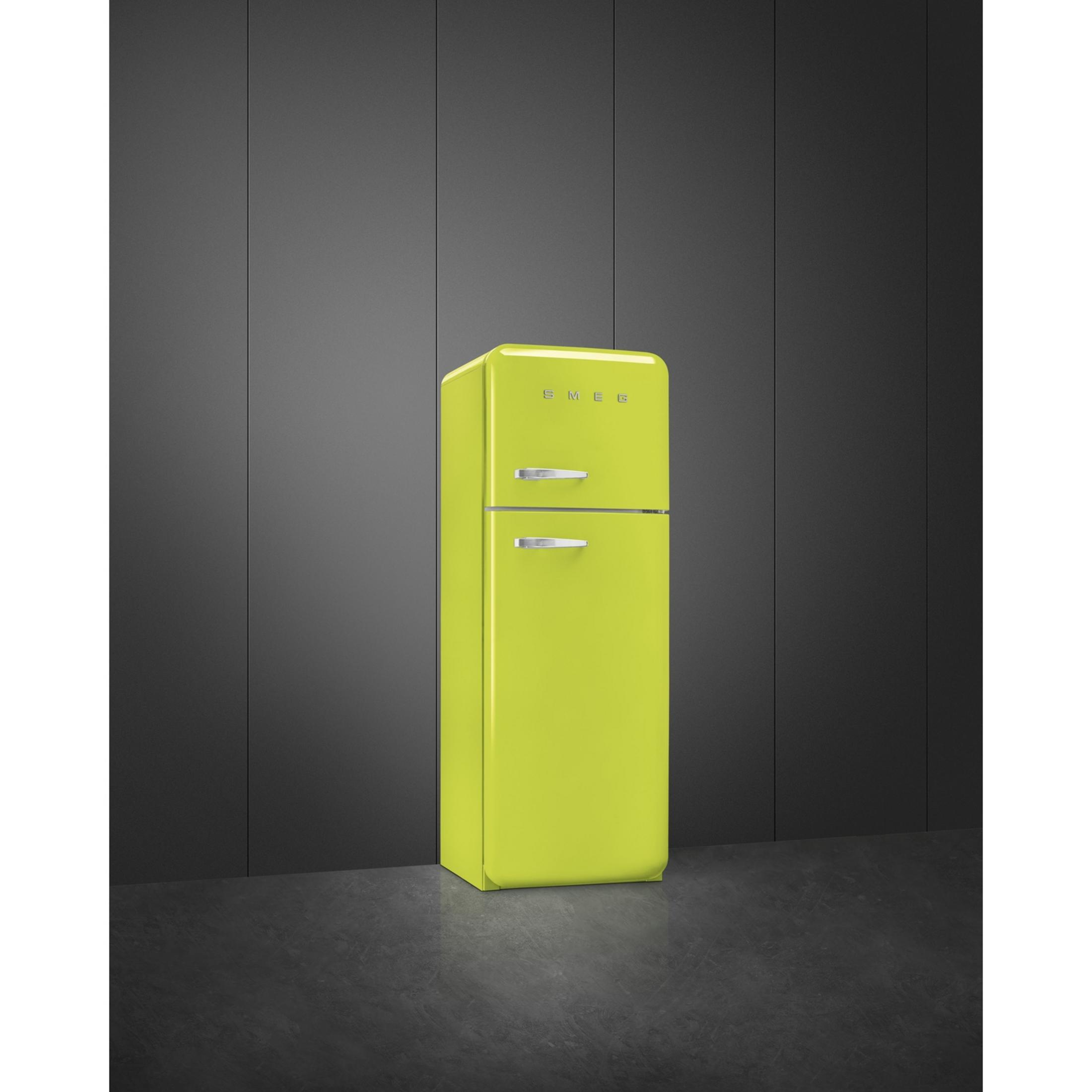 Un refrigerador Smeg verde brillante con tiradores plateados sobre suelo oscuro.