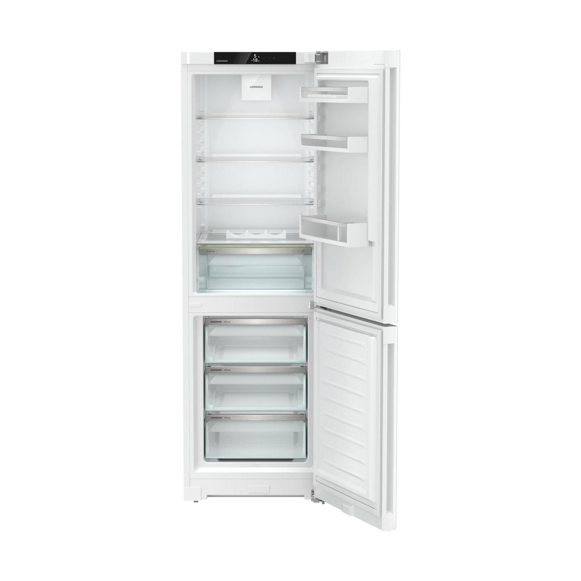 Un refrigerador blanco con la puerta abierta, vacío y limpio, con estantes de cristal.