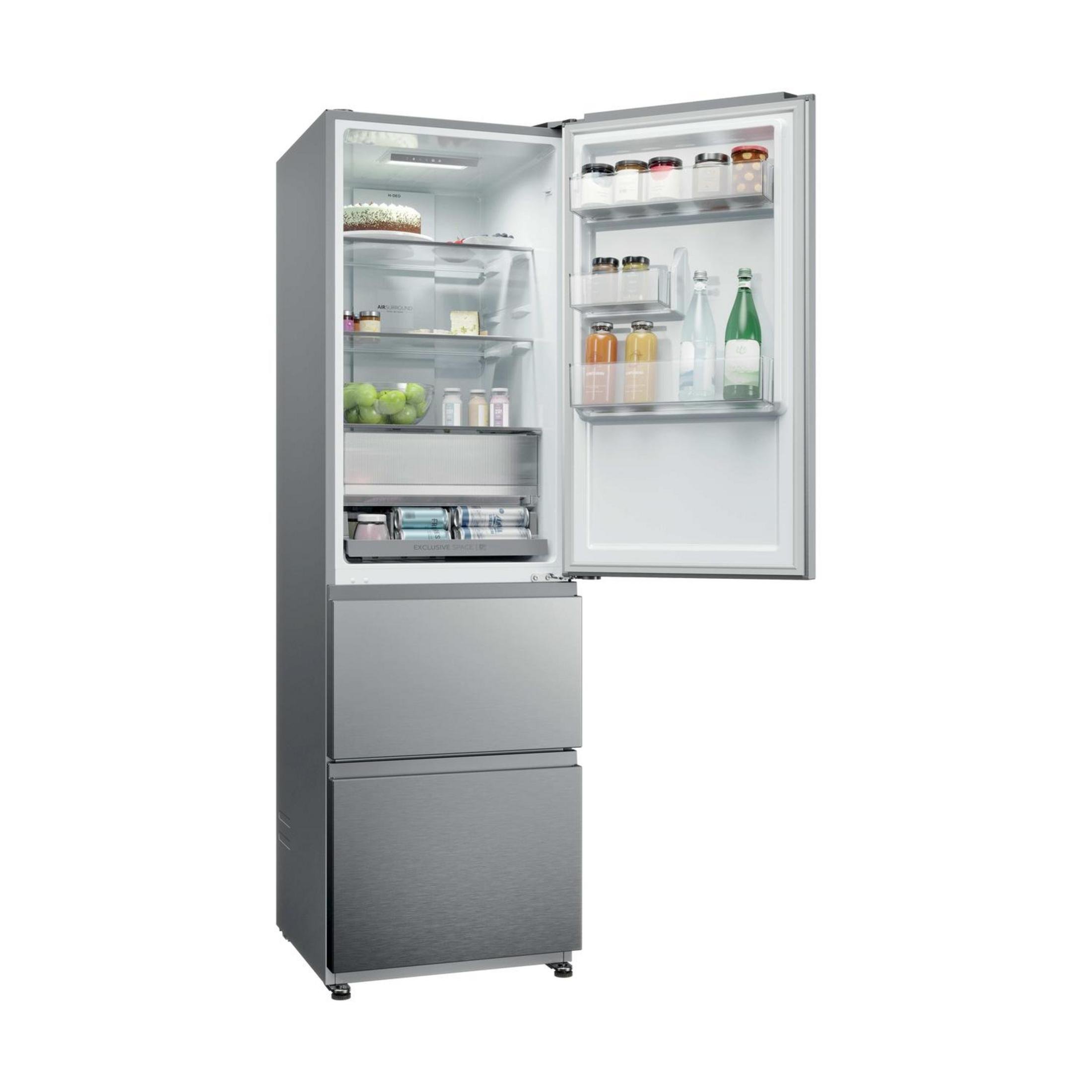 Otwarta srebrna lodówka z żywnością, w tym owocami, napojami i słoikami.