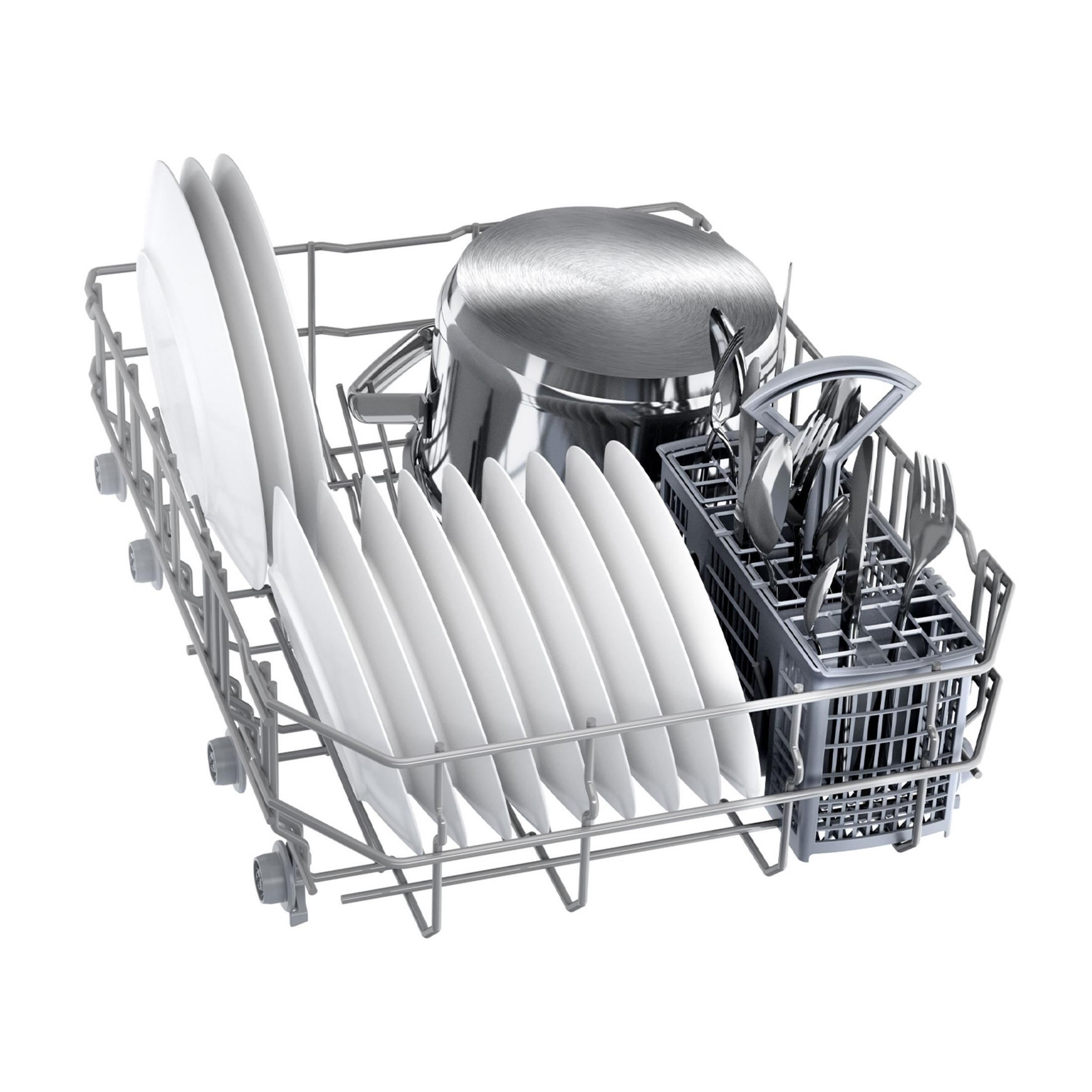 Kosz na naczynia ze białymi talerzami, garnkiem i sztućcami.