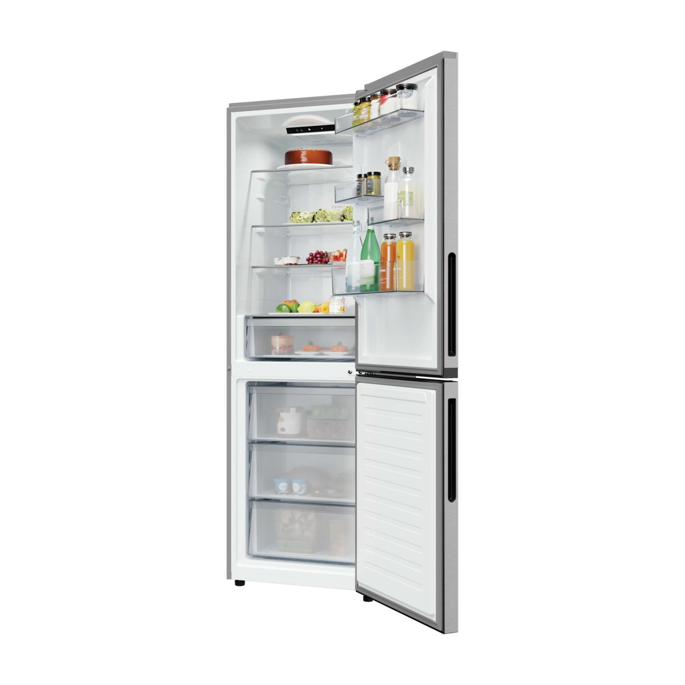 Refrigerador abierto con estantes de cristal, cajones y alimentos.