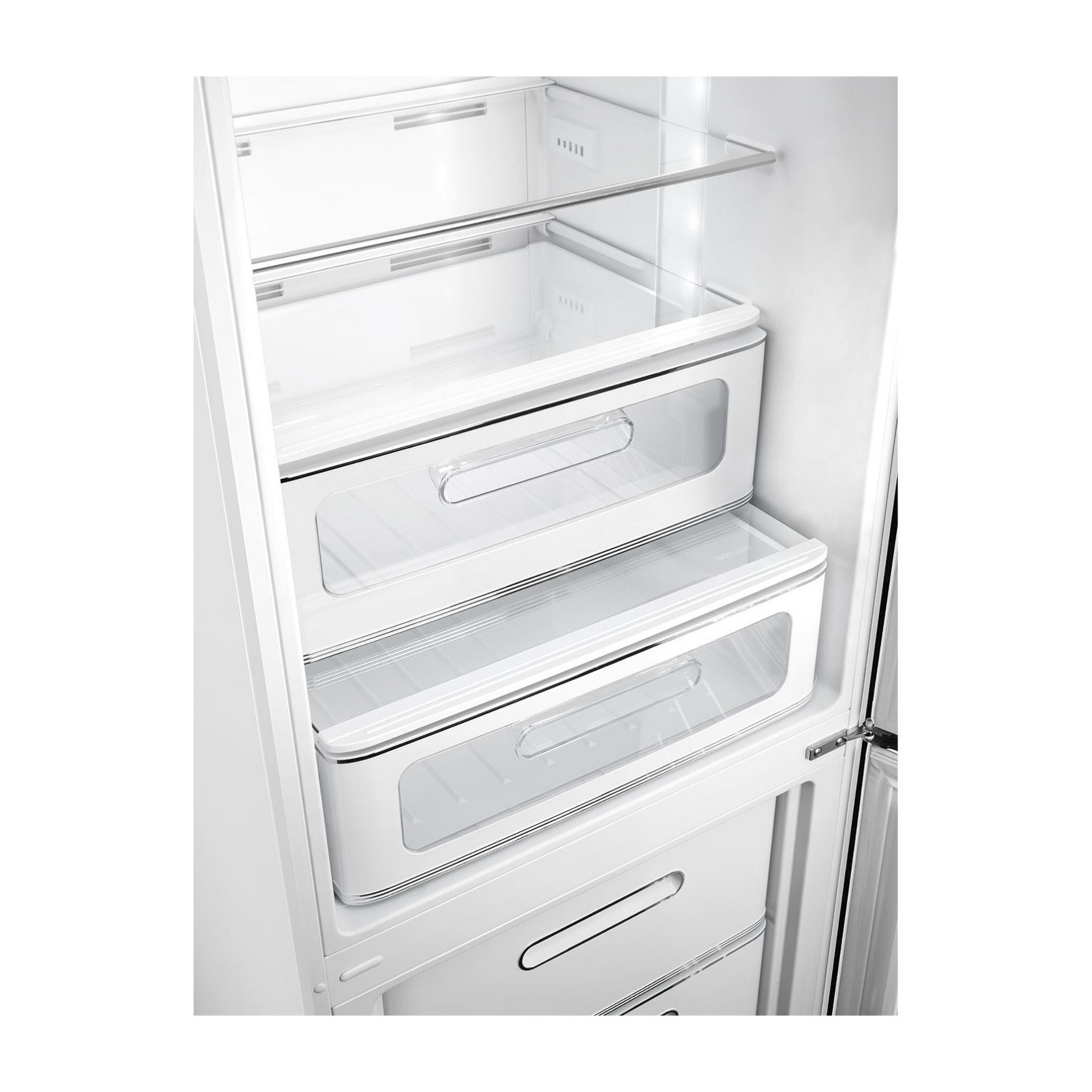 Vista interior de un refrigerador blanco con cajones y estantes transparentes.