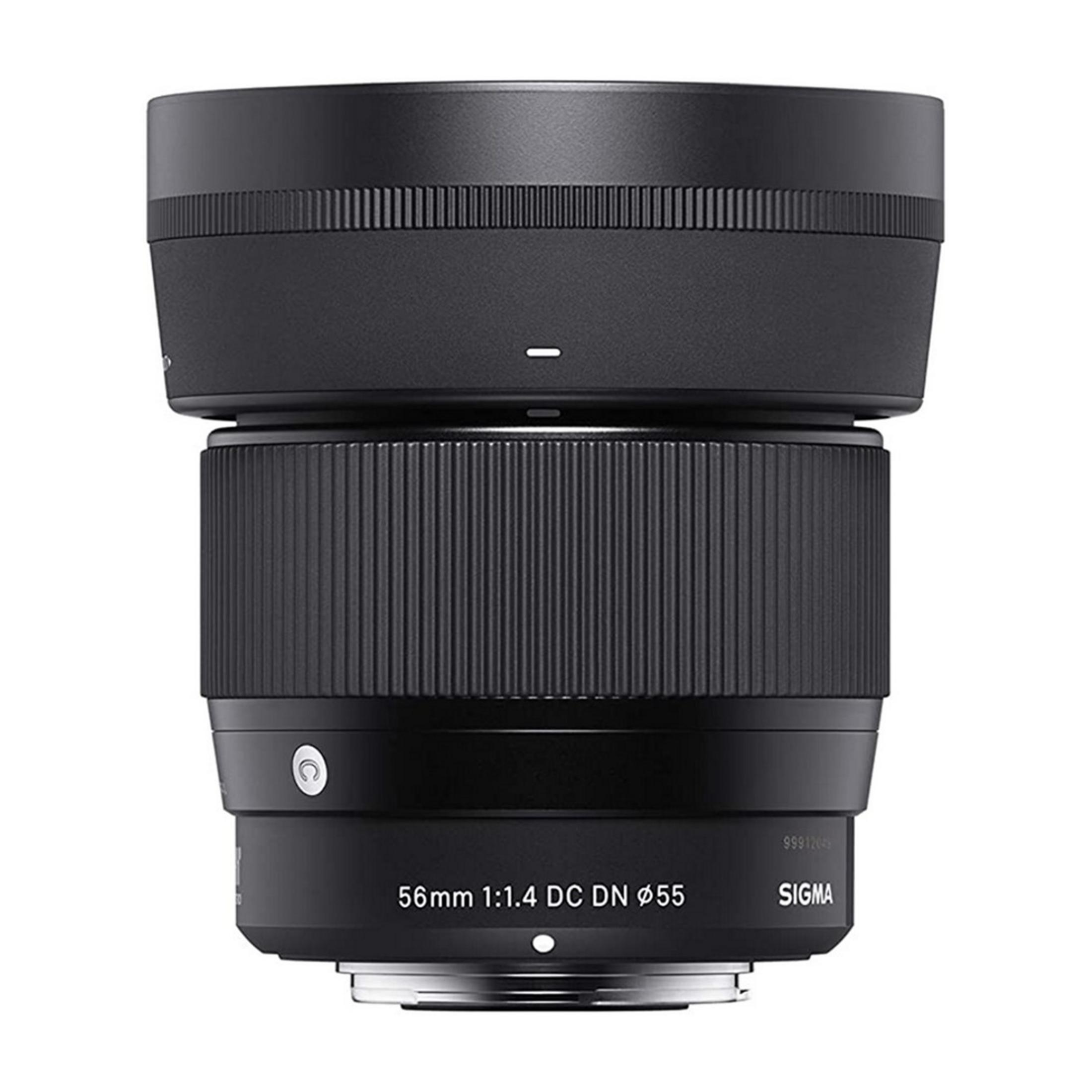 Un obiettivo Sigma 56mm 1:1.4 DC DN nero con ghiera di messa a fuoco e attacco.