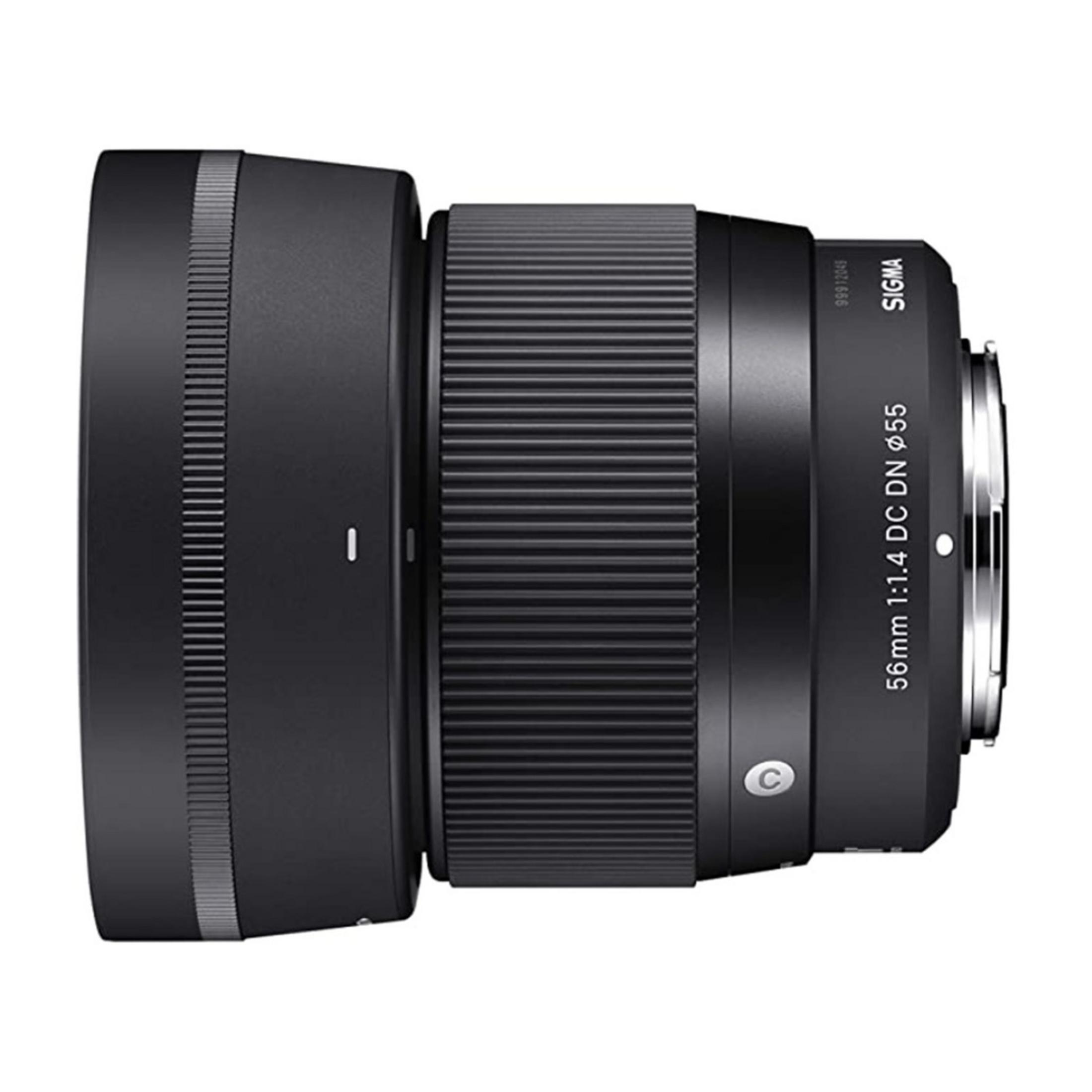 Un obiettivo Sigma 56mm 1:1.4 DC DN nero con ghiera di messa a fuoco.