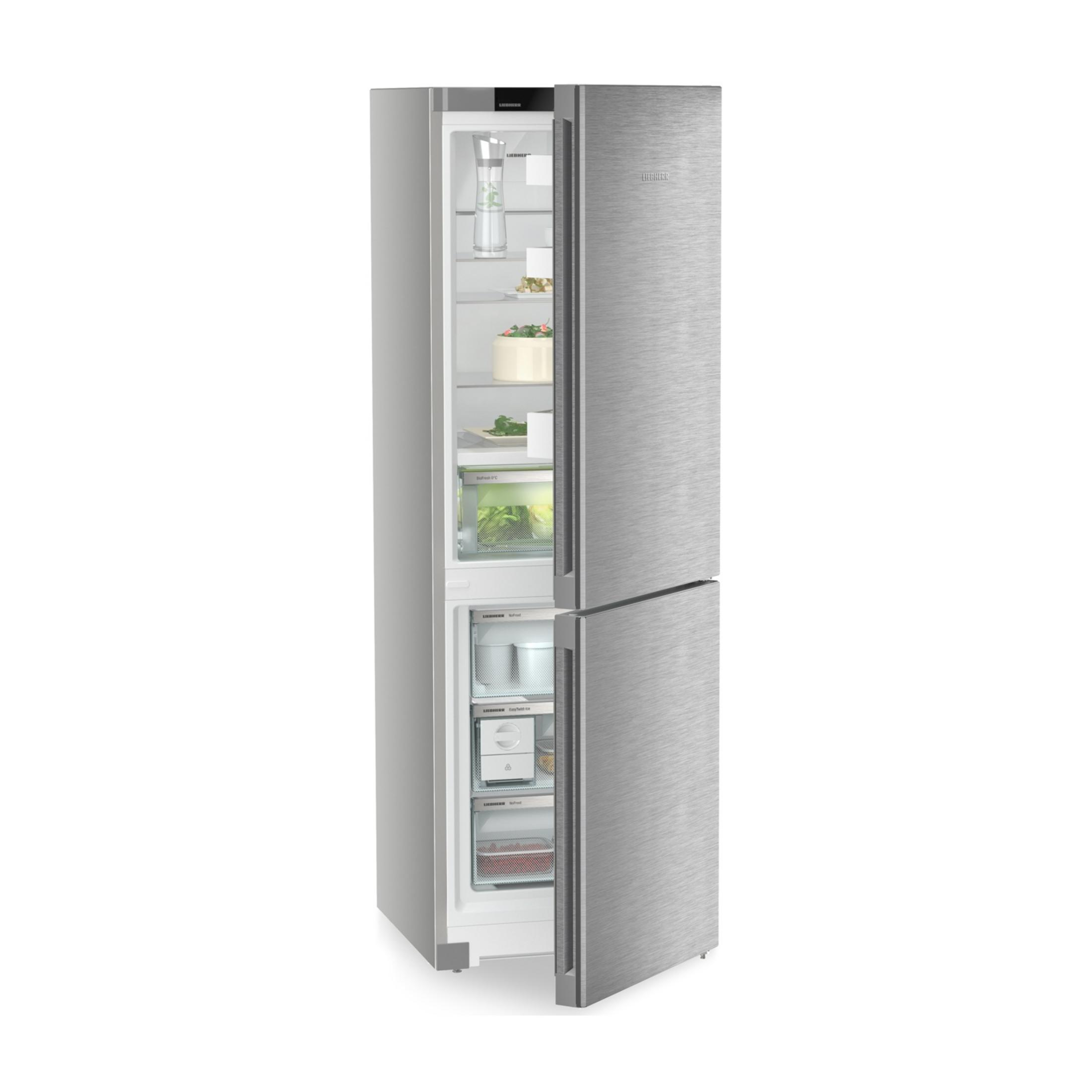 Un frigorifero argentato con porta aperta, che mostra cibo e contenitori all'interno.