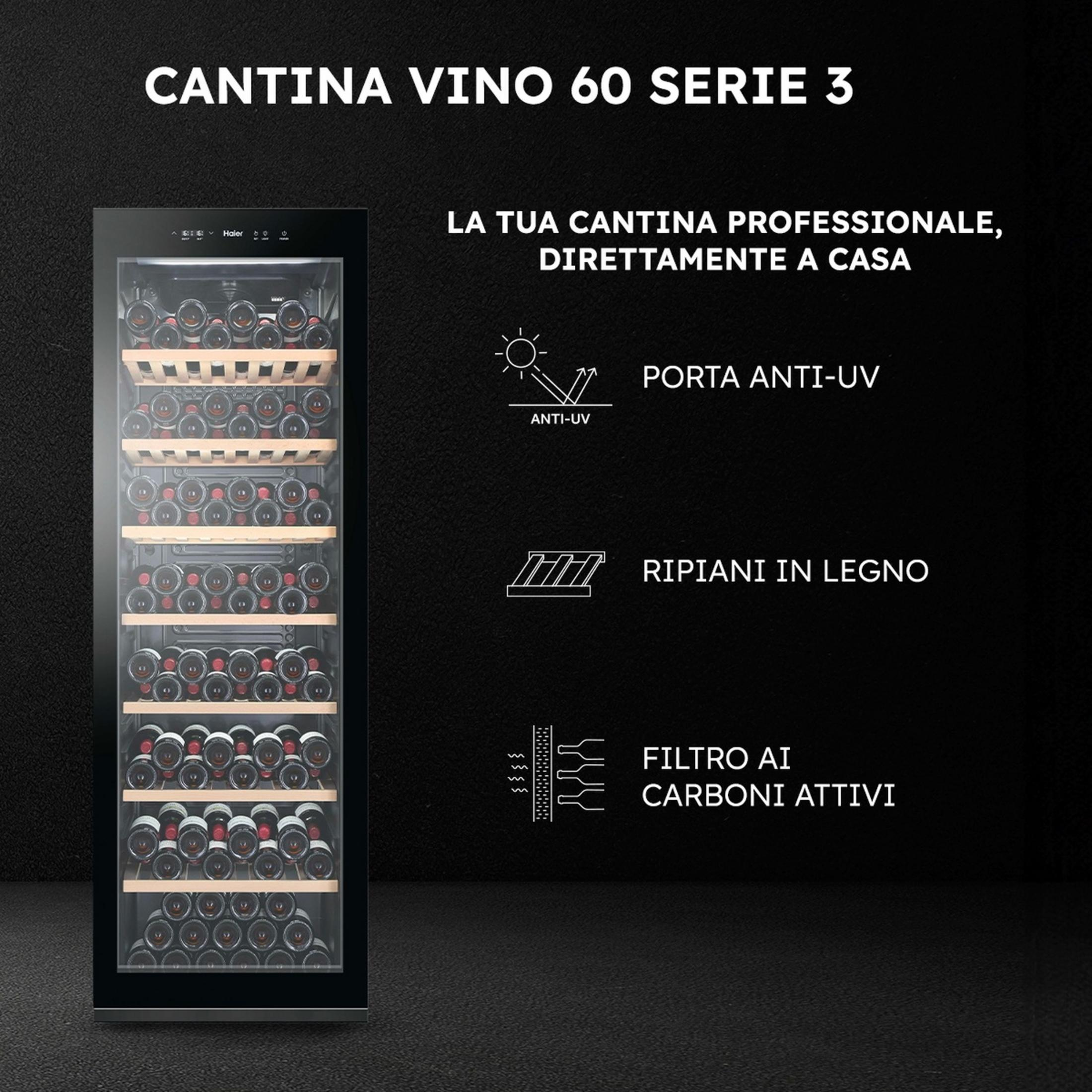 Chłodziarka do wina Haier z szklanymi drzwiami, wypełniona butelkami wina na drewnianych półkach.