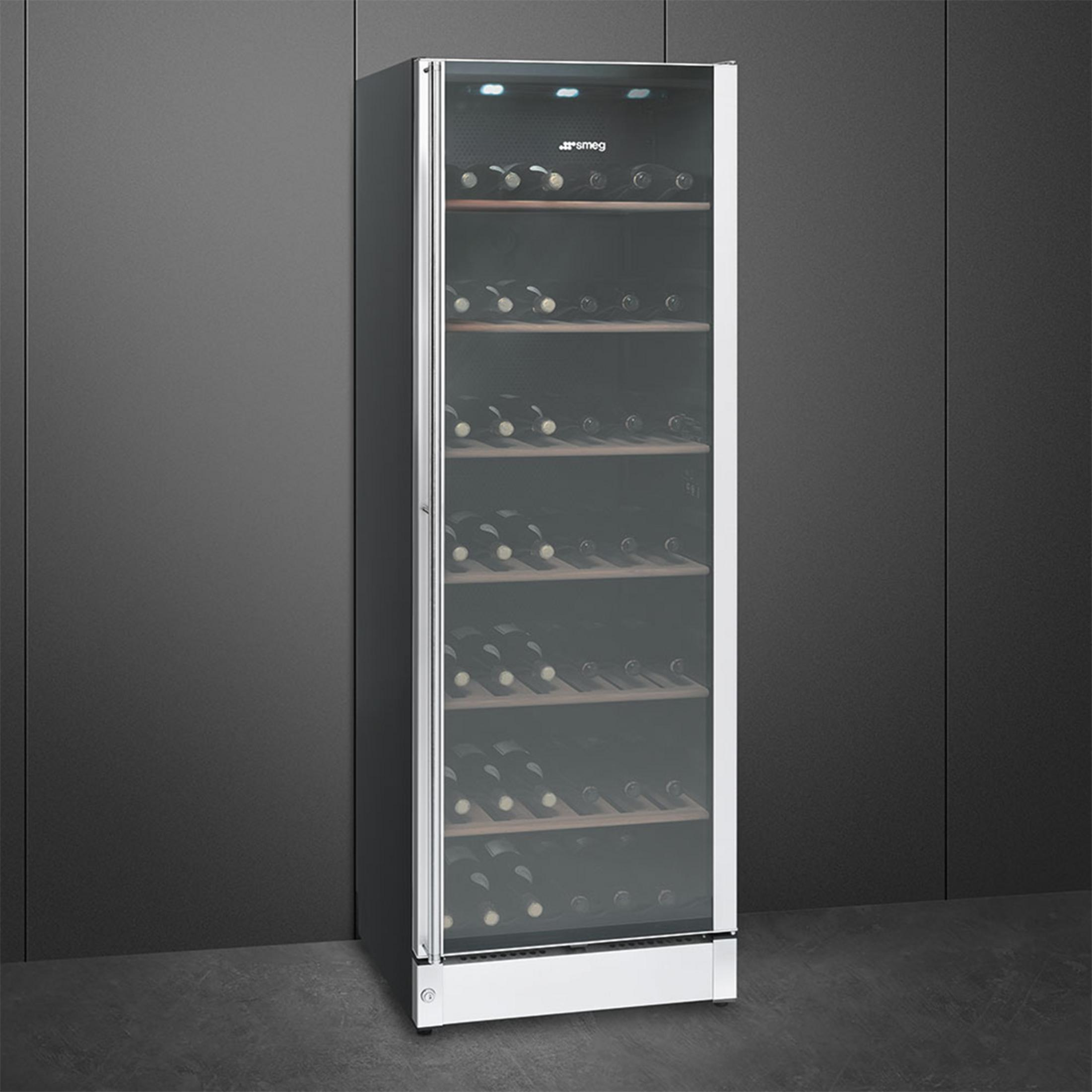 Un refrigerador de vino alto y oscuro de cristal con estantes de madera.
