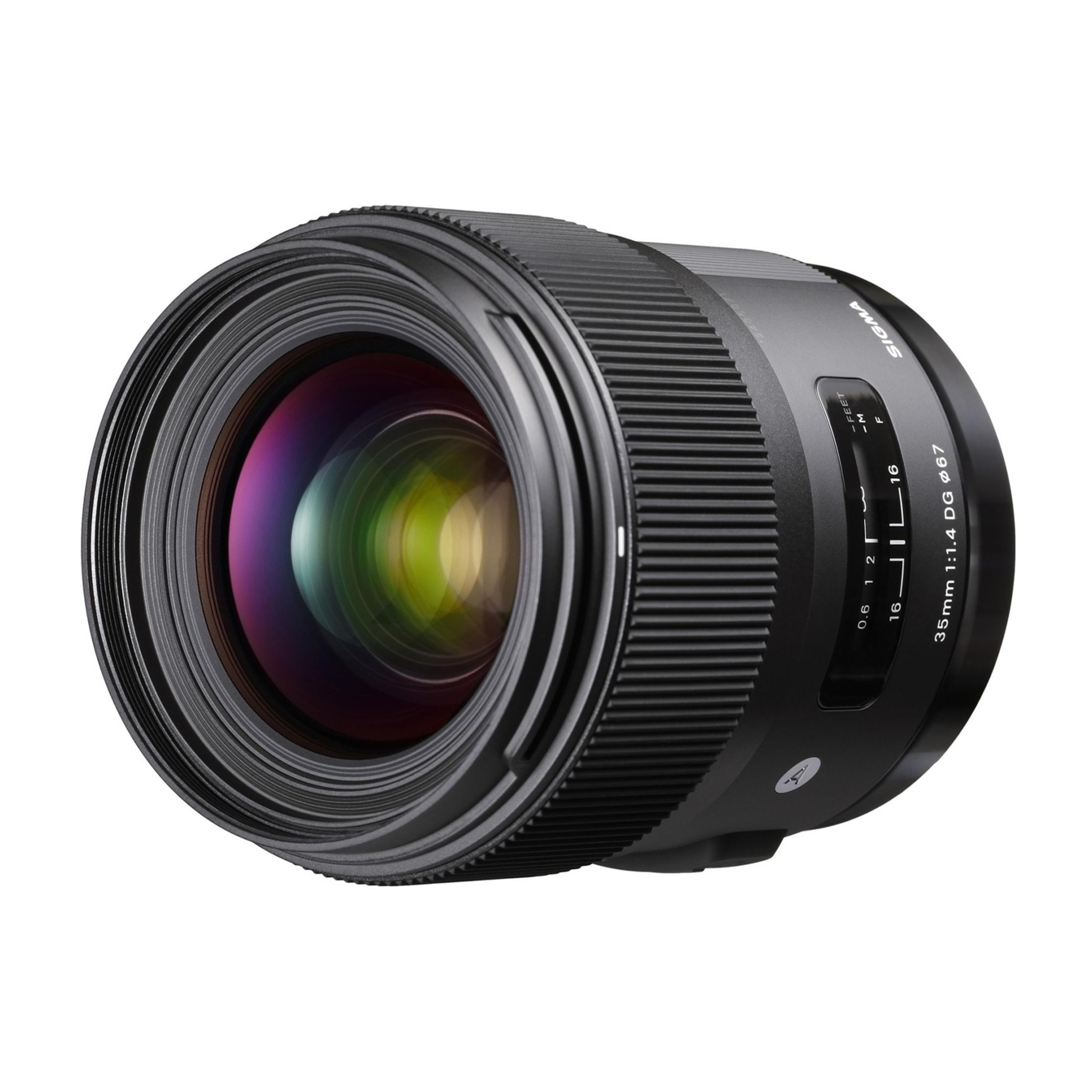 Czarny obiektyw Sigma 35mm 1:1.4 DG z pierścieniami ostrości i przysłony.