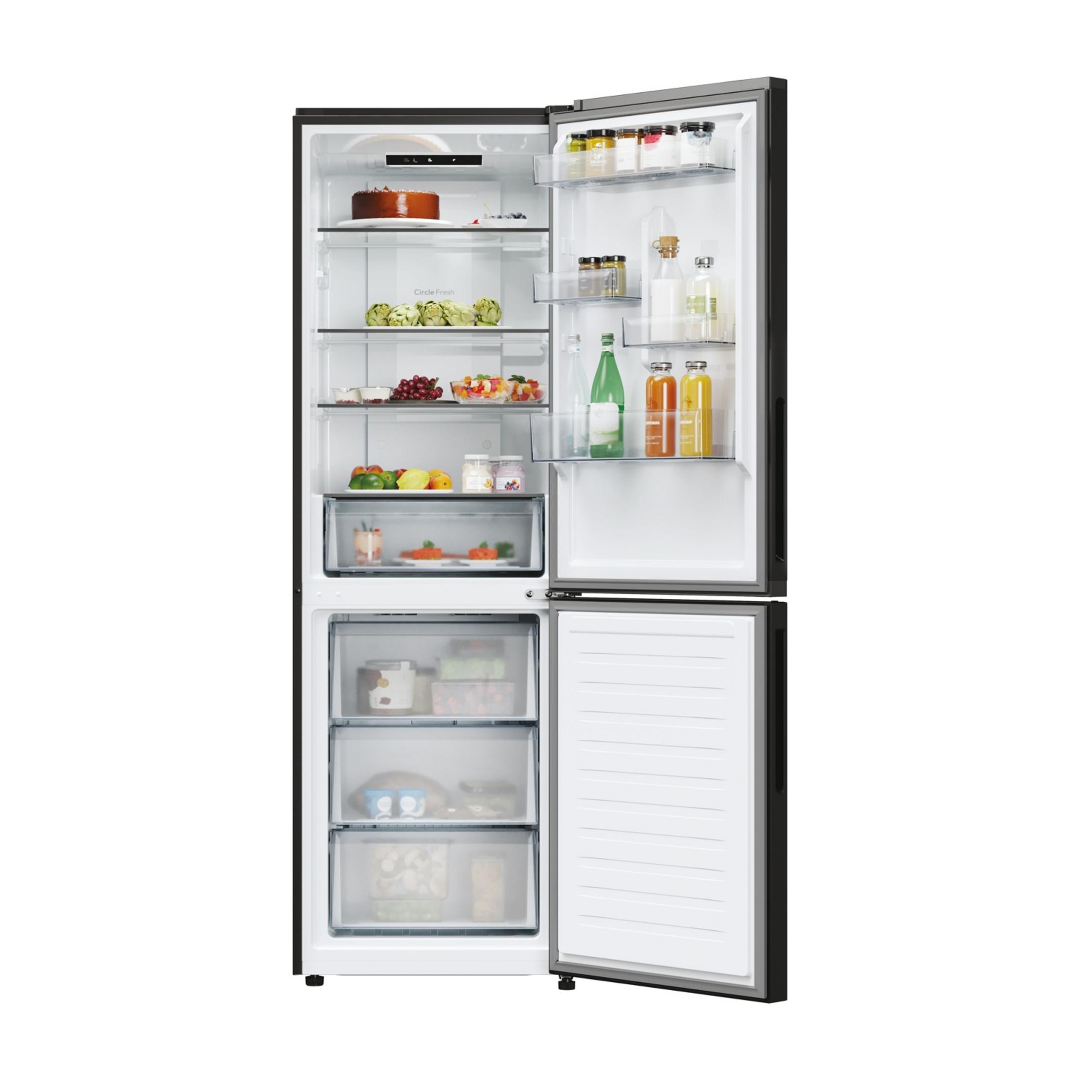 Refrigerador abierto con alimentos como pastel, frutas, verduras y bebidas.