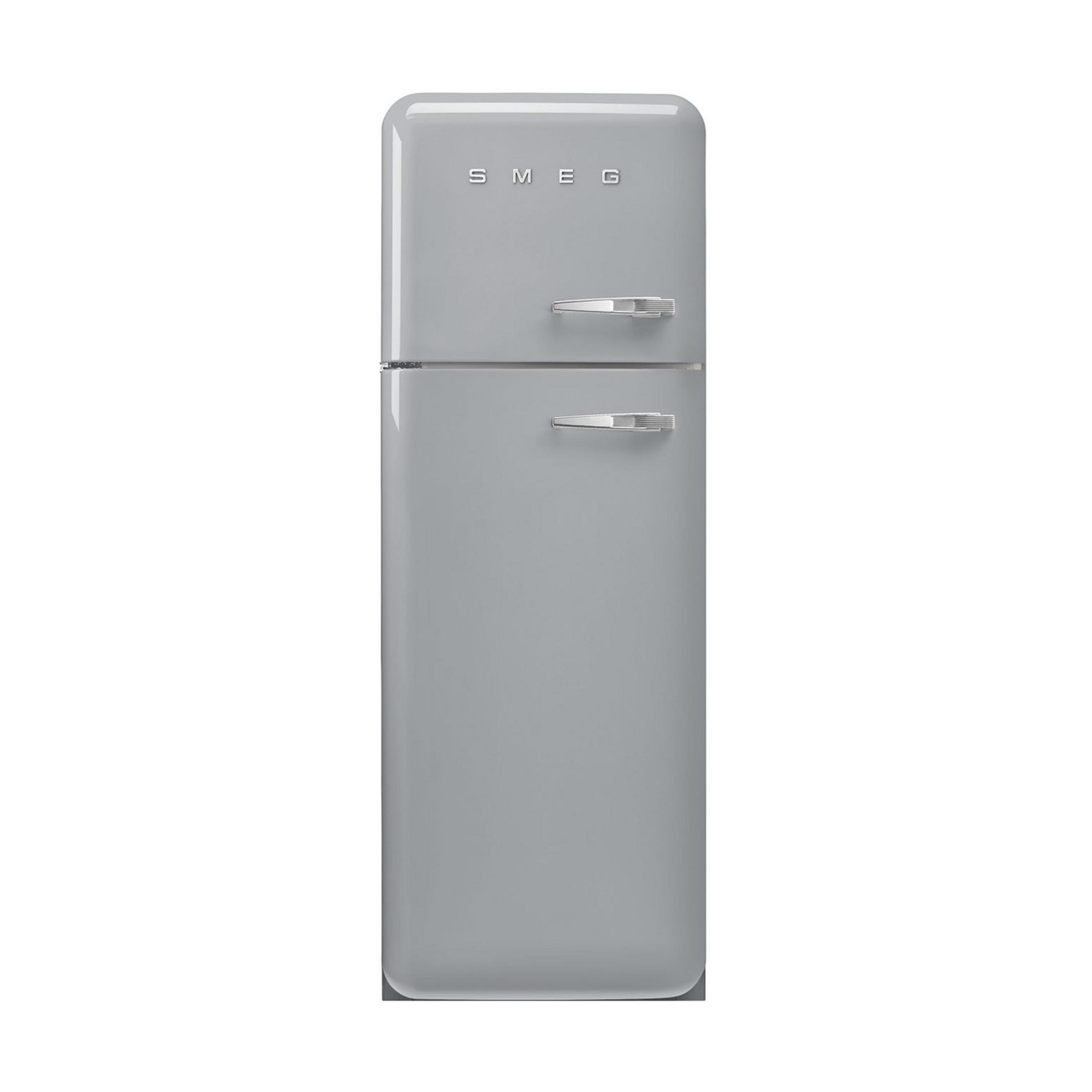 Refrigerador SMEG gris con asas y logo plateados.