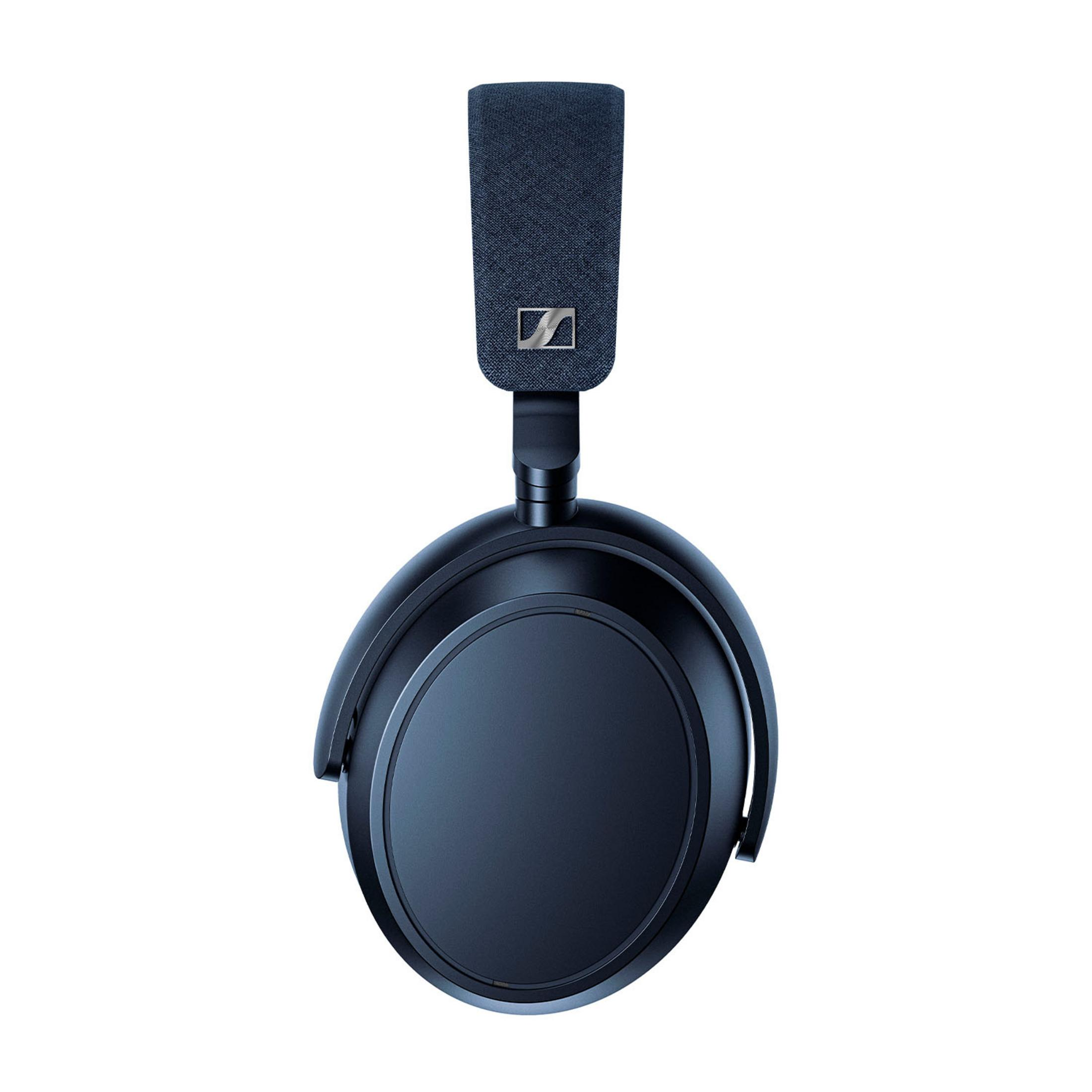 Auriculares azul oscuro con diadema de tela y logo plateado, sobre fondo blanco.